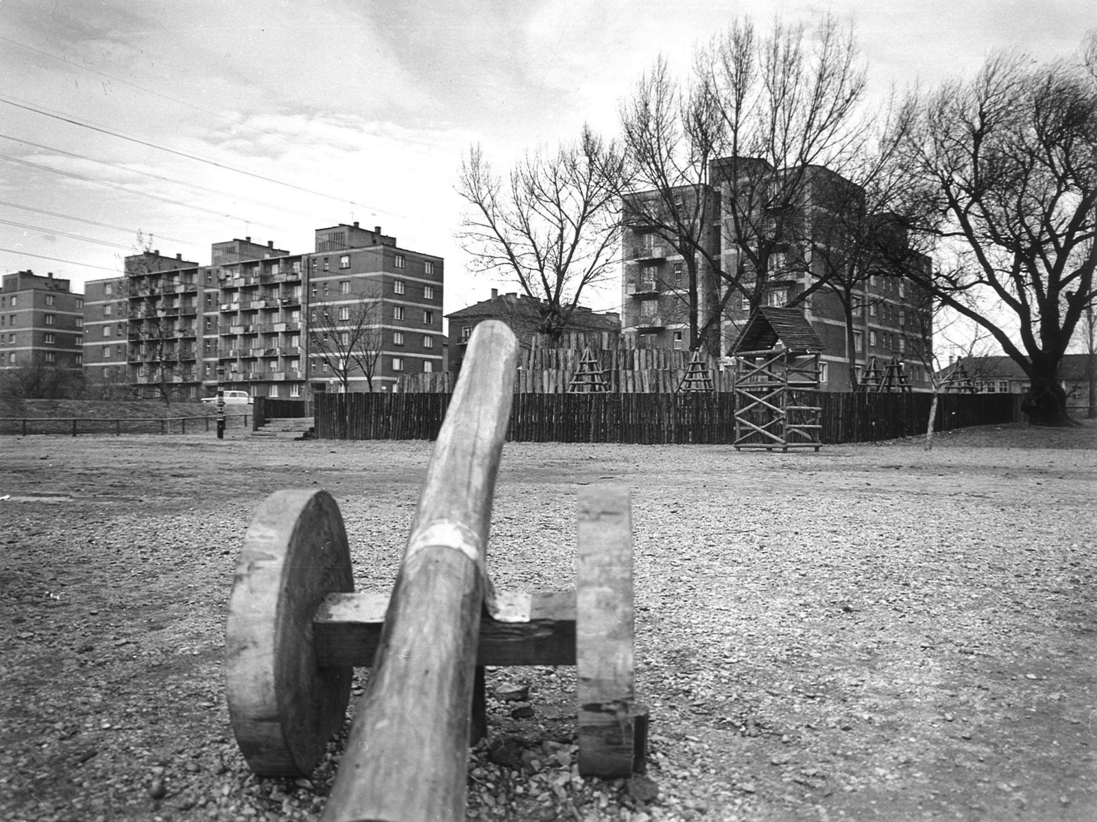 Hungary, Budapest XIII., Fiastyúk (Thälmann) utcai lakótelep, Tahi utca, játszótér a Rákos-patak partjánál., 1980, Hlatky Katalin-Főkert, Budapest, log castle, Fortepan #141392