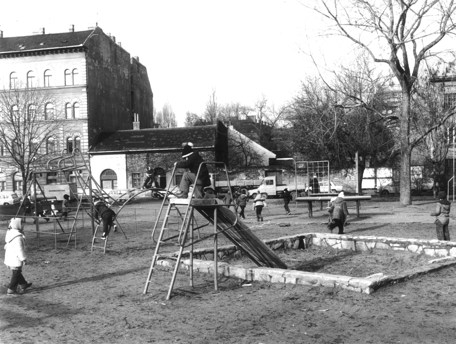 Hungary, Budapest VIII., Teleki László tér, balra a háttérben a 22. számú ház., 1977, Hlatky Katalin-Főkert, playground, swing, monkey bar, playground slide, sandpit, Budapest, Fortepan #141393