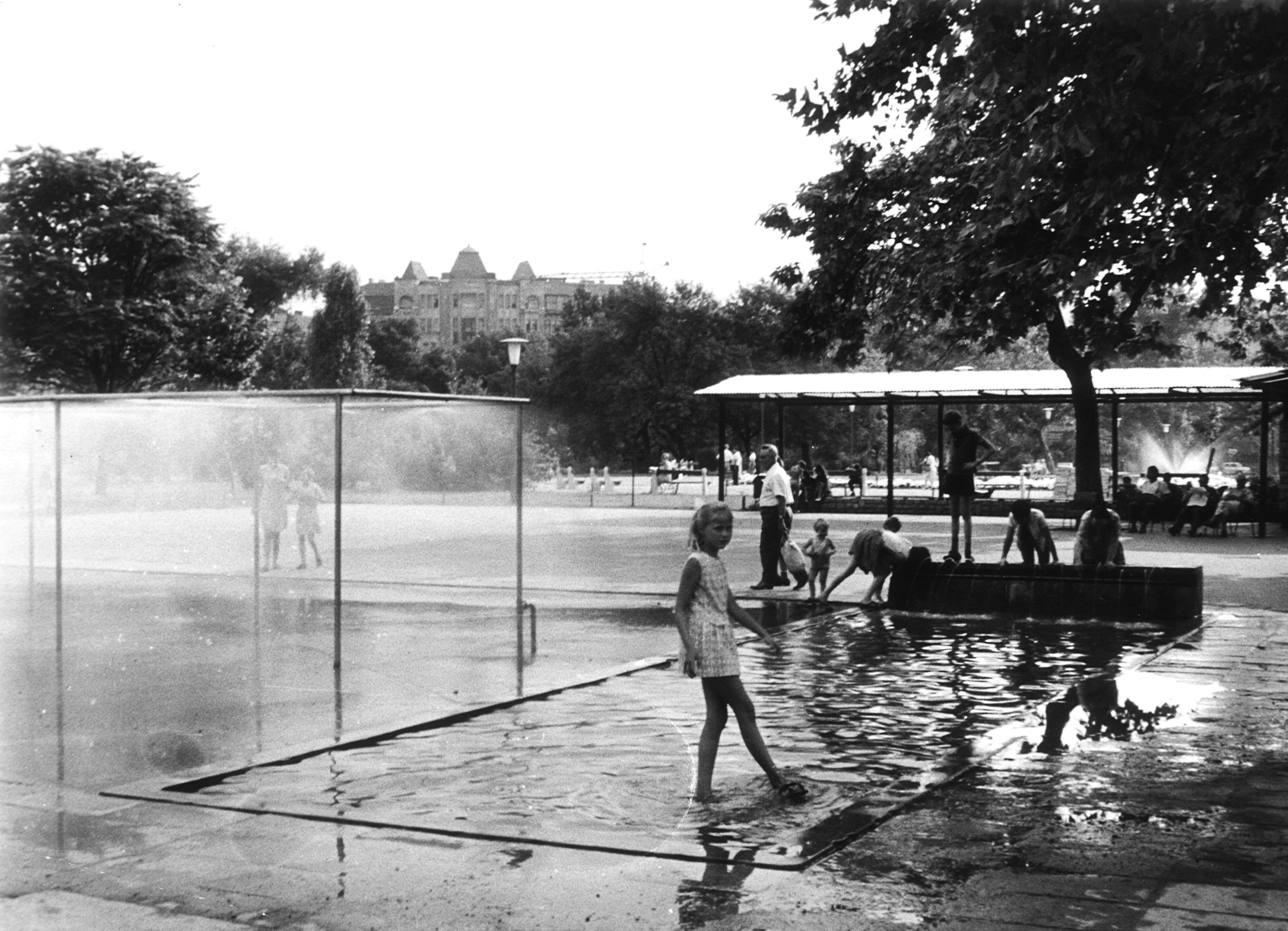 Magyarország, Budapest VIII., II. János Pál pápa (Köztársaság) tér, párazuhany., 1967, Hlatky Katalin-Főkert, Budapest, vízpermet, szökőkút, Fortepan #141398