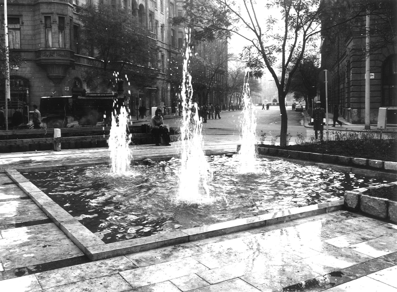 Hungary, Budapest V., Vértanúk tere (Ságvári tér), szemben a Vécsey utca és a Szabadság tér., 1980, Hlatky Katalin-Főkert, Budapest, fountain, bench, Fortepan #141407
