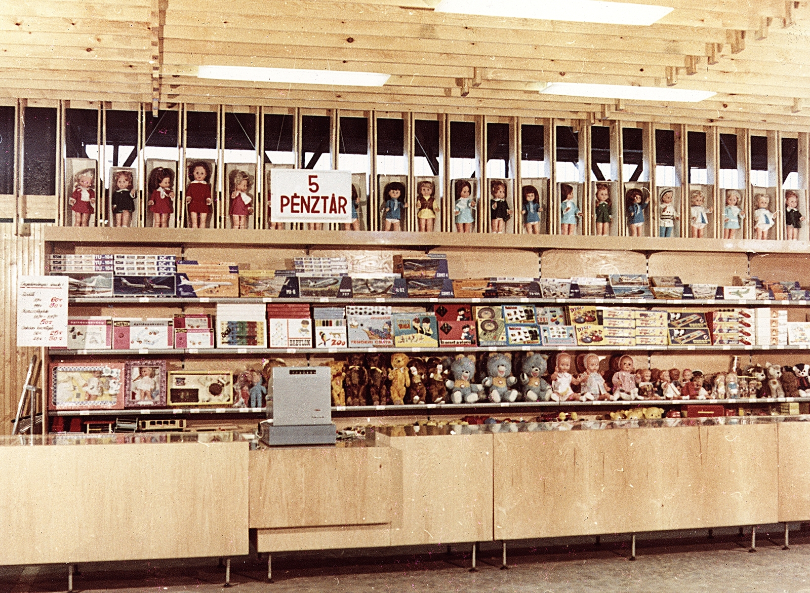 Magyarország, Dombóvár, Hunyadi tér 2. Napsugár Áruház., 1972, Erky-Nagy Tibor, játék baba, színes, áruház, játékmackó, pénztár, pénztárgép, társasjáték, Fortepan #14141