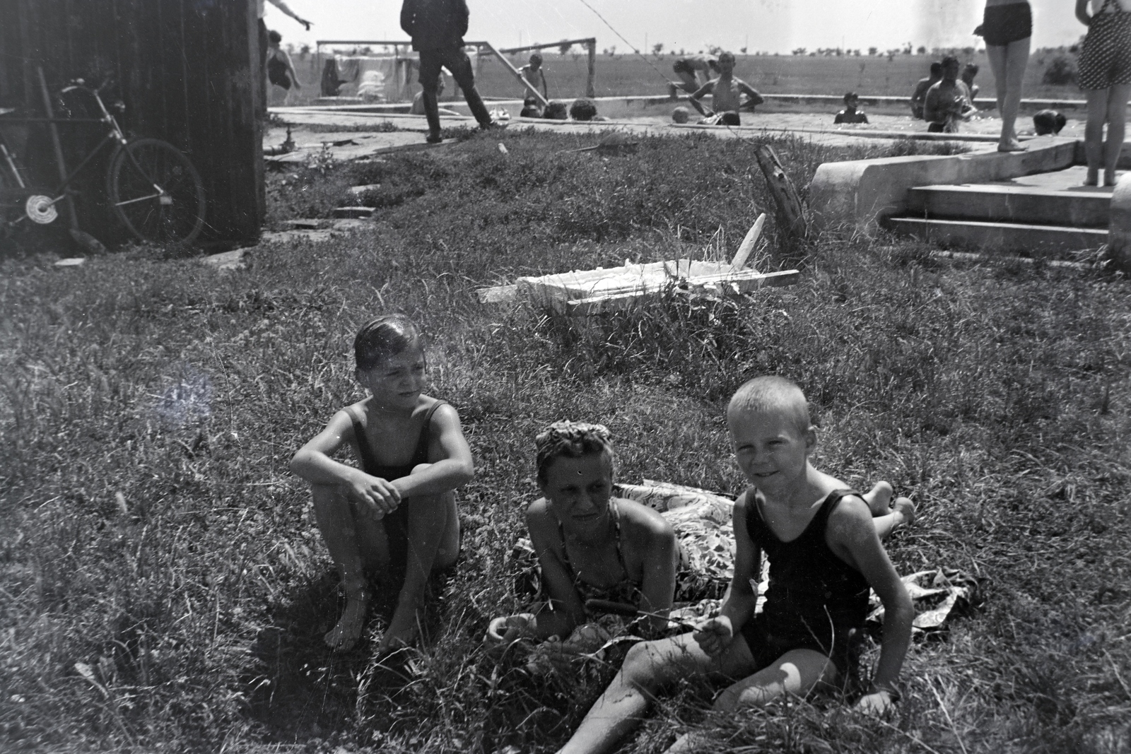 1938, Bencze László, beach, prop up on elbows, sitting on the ground, lying on stomach, Fortepan #141414