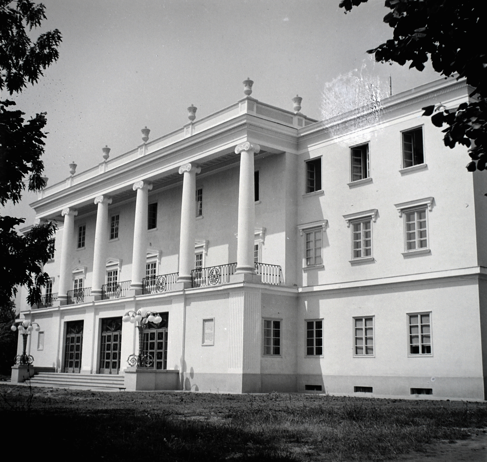 Hungary, Tarhos, Zenepavilon, egy évig zeneiskola, majd később gyógypedagógiai nevelőintézet lett, ma használaton kívül áll., 1953, Bencze László, palace, Fortepan #141428