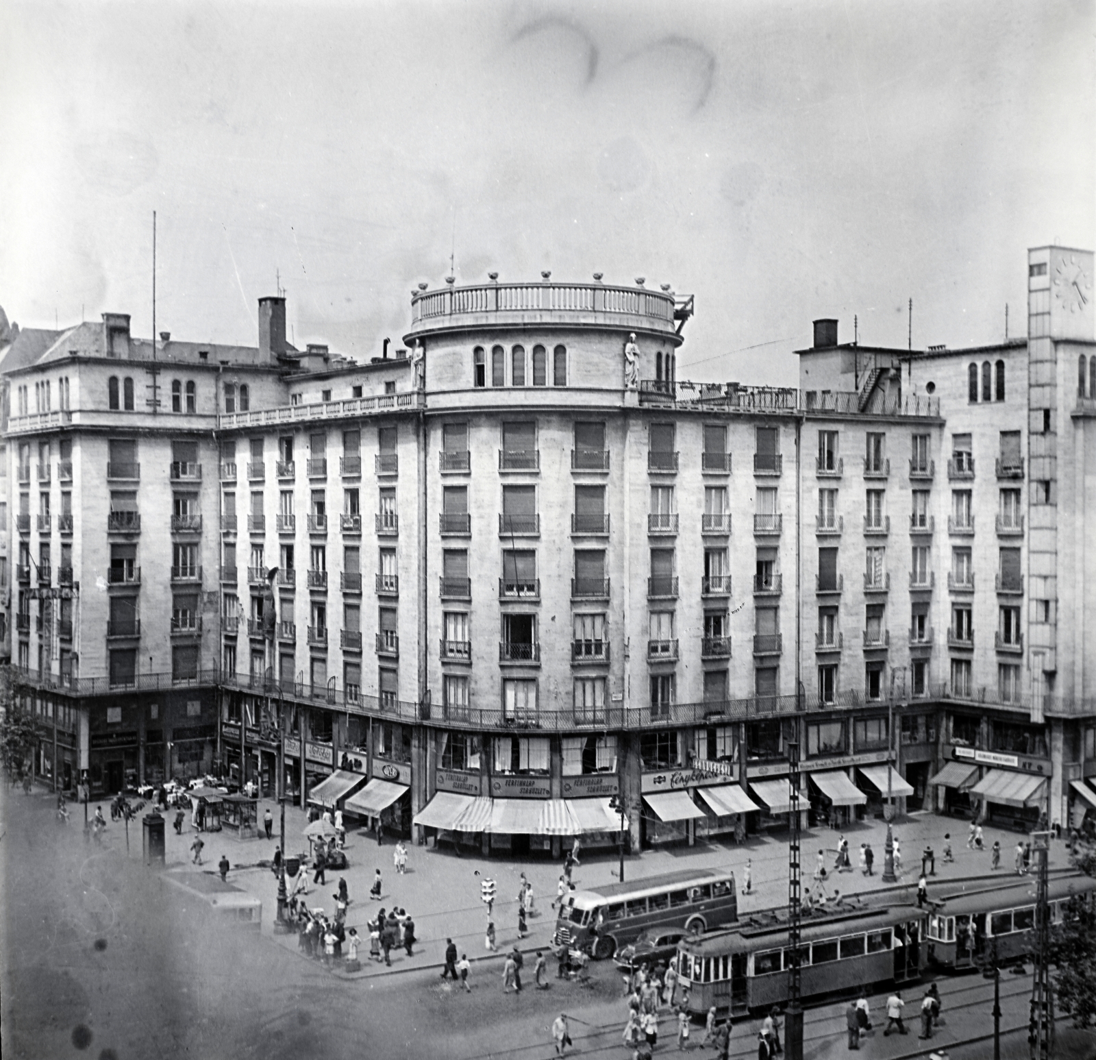 Hungary, Budapest VII., Astoria kereszteződés, Károly (Tanács) körút - Rákóczi út sarok, MTA lakóház., 1955, Bencze László, bus, tram, Budapest, awning, Fortepan #141433
