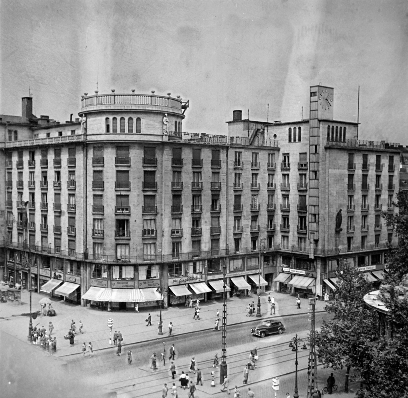 Hungary, Budapest VII., Astoria kereszteződés, Károly (Tanács) körút - Rákóczi út sarok, MTA lakóház., 1955, Bencze László, watch, Budapest, awning, Fortepan #141439