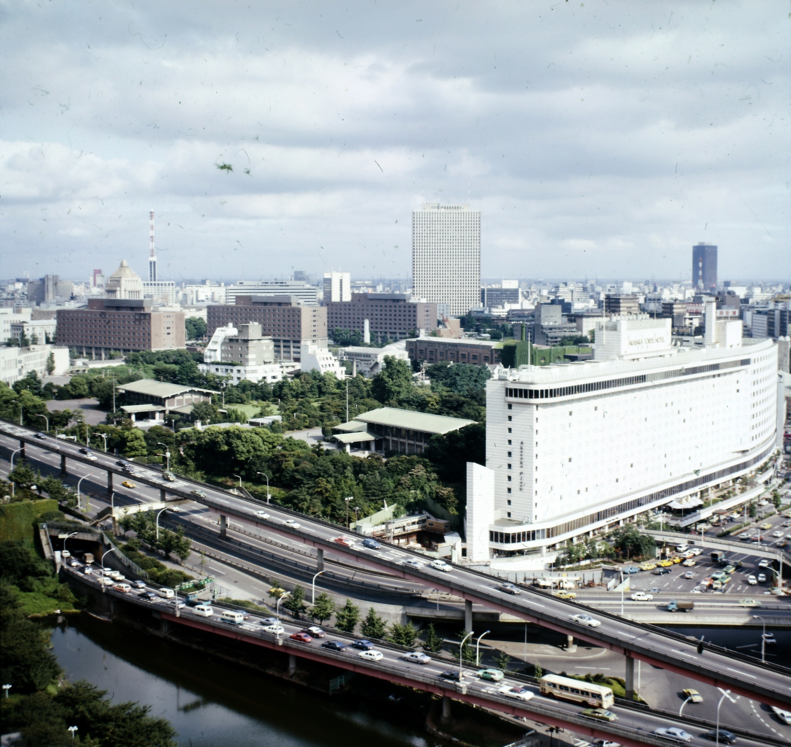 Japan, Tokyo, kilátás a Hotel New Otani Tokyo toronyépületéből a Tokyu Plaza Akasaka felé., 1978, Bencze László, colorful, Fortepan #141445