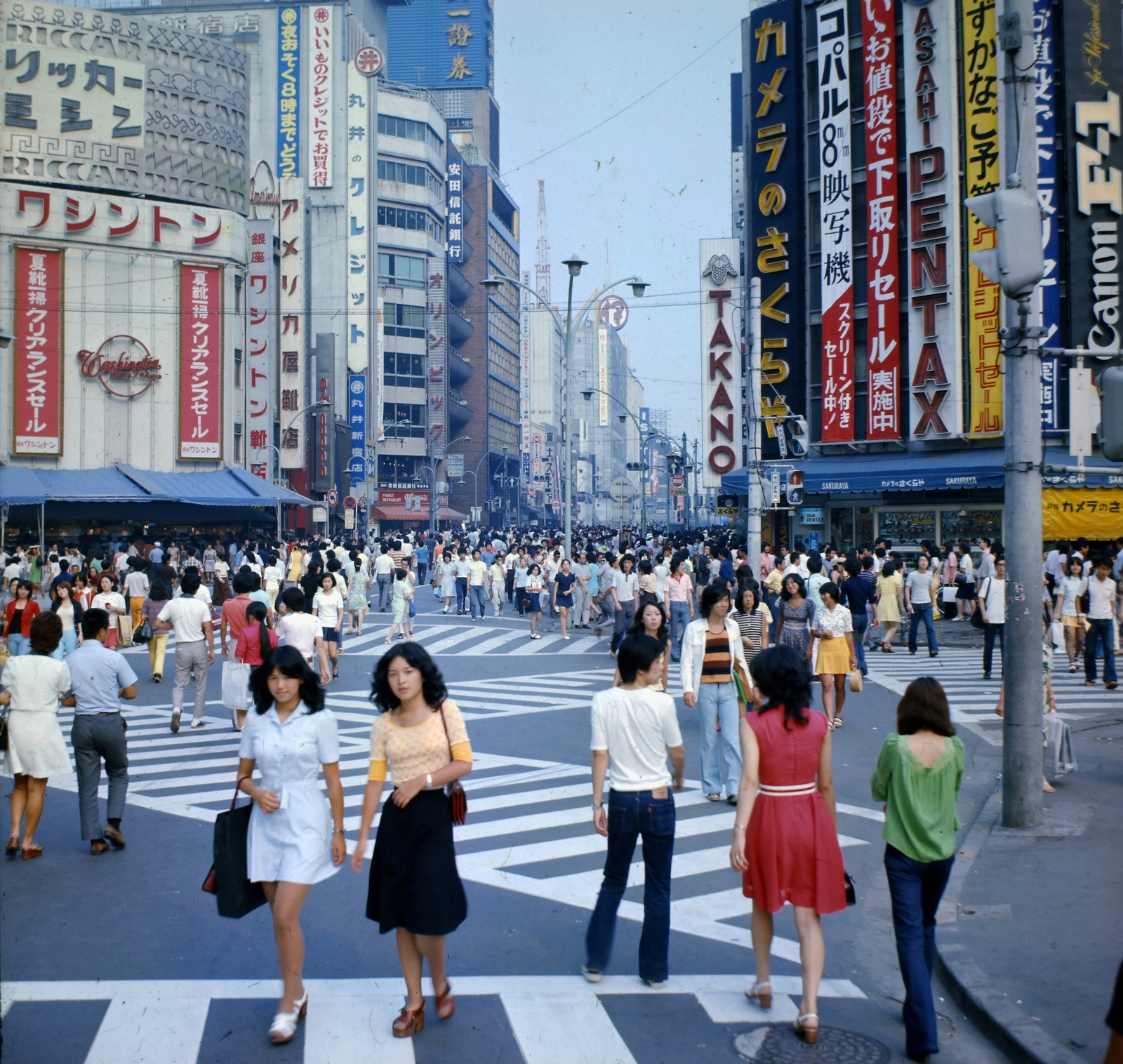 Japan, Tokyo, Sindzsuku, Shinjuku-Dori., 1978, Bencze László, colorful, Pentax-brand, Japanese writing, Canon-brand, crosswalk, Fortepan #141453
