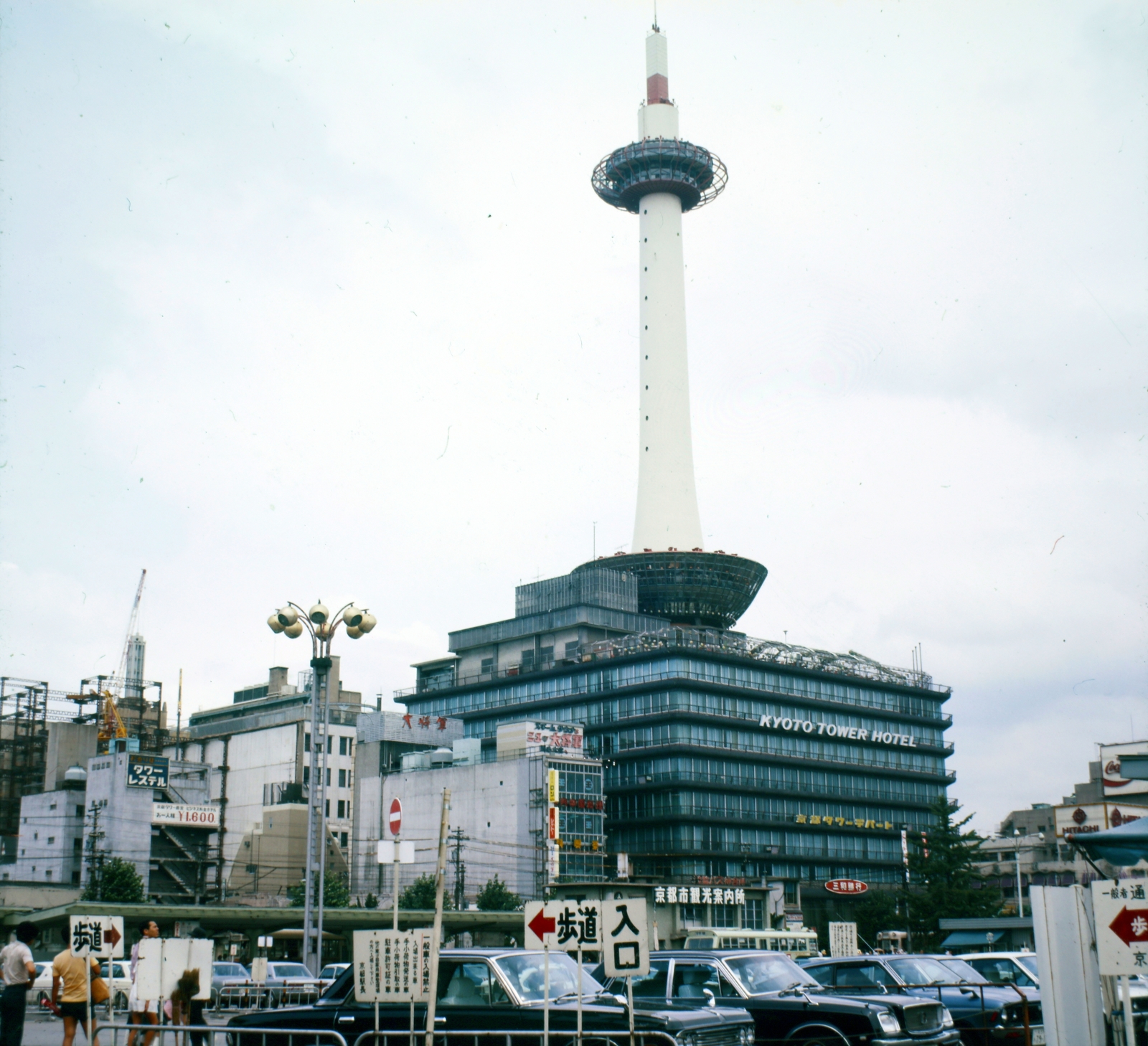 Japán, Kiotó, Kiotó Torony., 1978, Bencze László, színes, szálloda, kilátó, modern építészet, japán írás, Makoto Tanahashi-terv, Fortepan #141460