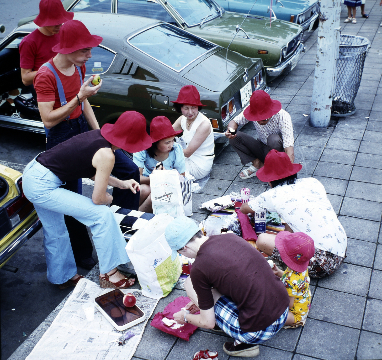 Japan, 1978, Bencze László, colorful, sitting on the ground, meal, Fortepan #141467