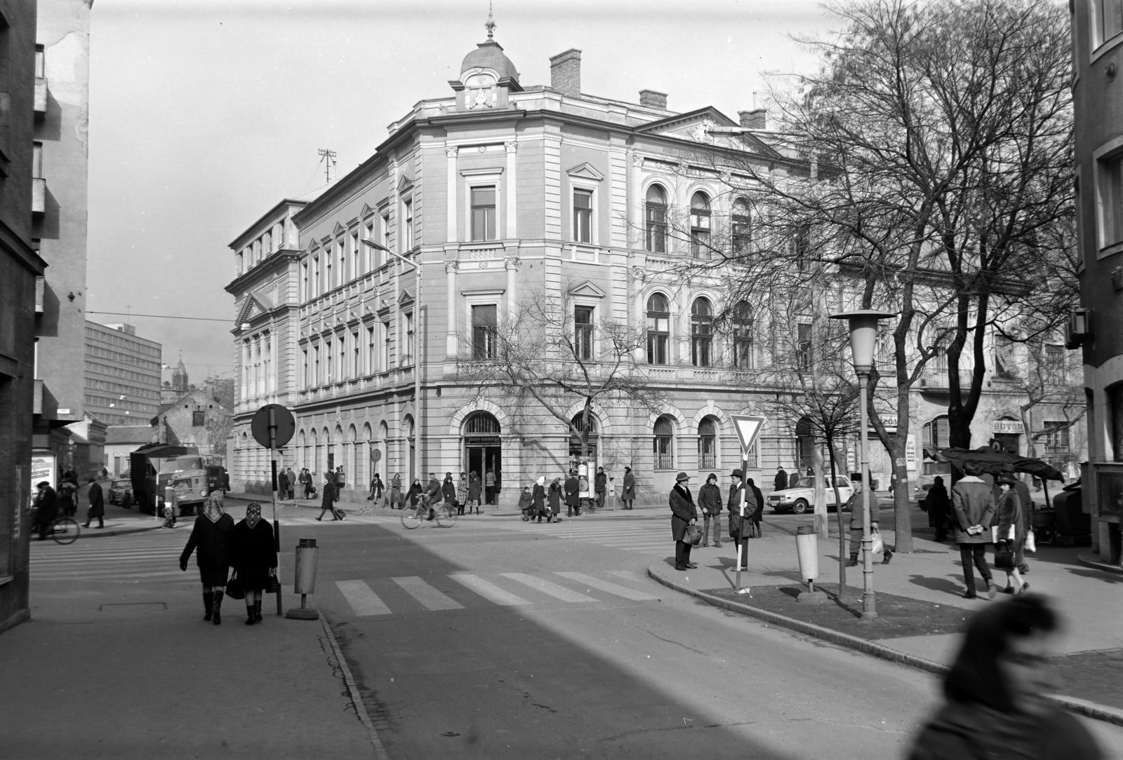 Hungary, Debrecen, Vár utca 1., Kodály Zoltán Zeneművészeti Szakgimnázium és Zeneiskola., 1977, Bencze László, crosswalk, bicycle, Fortepan #141476