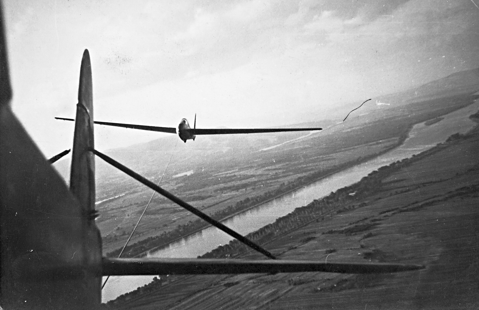 Hungary, Dunakeszi, Mráz K-65 (Fi-156) vontat egy LF 107 típusú „LUNAK" műrepülő vitorlázó repülőgépet., 1953, Erky-Nagy Tibor, transport, Czechoslovak brand, aerial photo, airplane, Fieseler-brand, sailplane, license, Mráz-brand, Letov-brand, Fortepan #14148