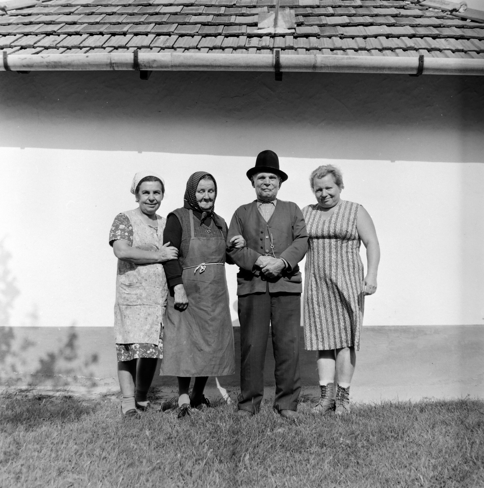 1974, Bencze László, csíkos ruha, emberpár, csoportkép, Fortepan #141490