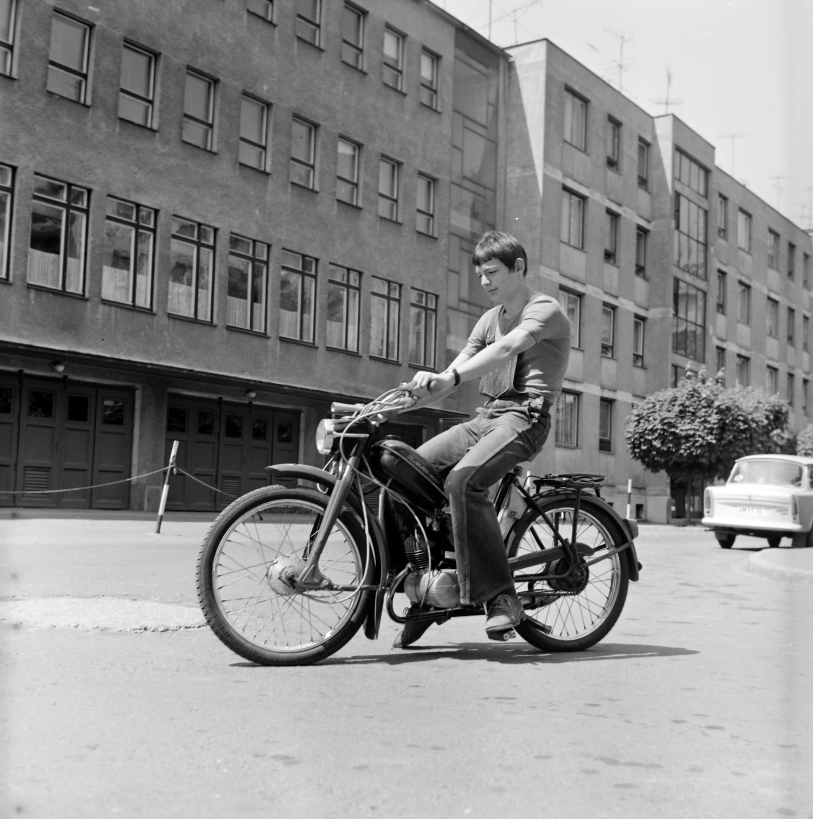 Magyarország, Debrecen, Jászai Mari utca., 1979, Bencze László, motorkerékpár, Romet Komar, Fortepan #141498