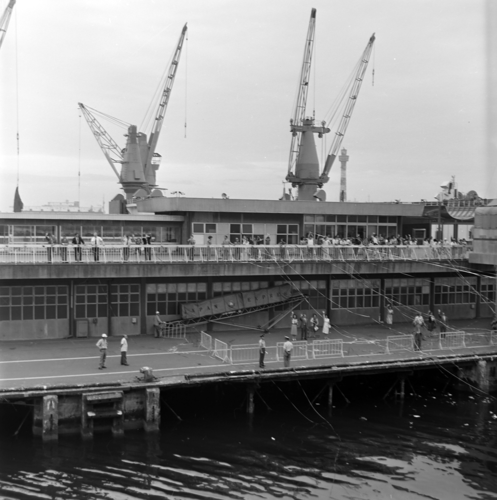 Japan, Yokohama, kikötő, jobbra a háttérben a világítótorony (Yokohama Marine Tower) látszik., 1978, Bencze László, Fortepan #141501