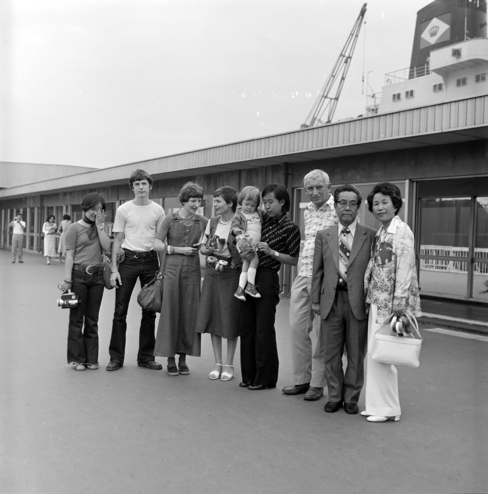 Japán, Jokohama, kikötő., 1978, Bencze László, család, csoportkép, filmkamera, Fortepan #141502