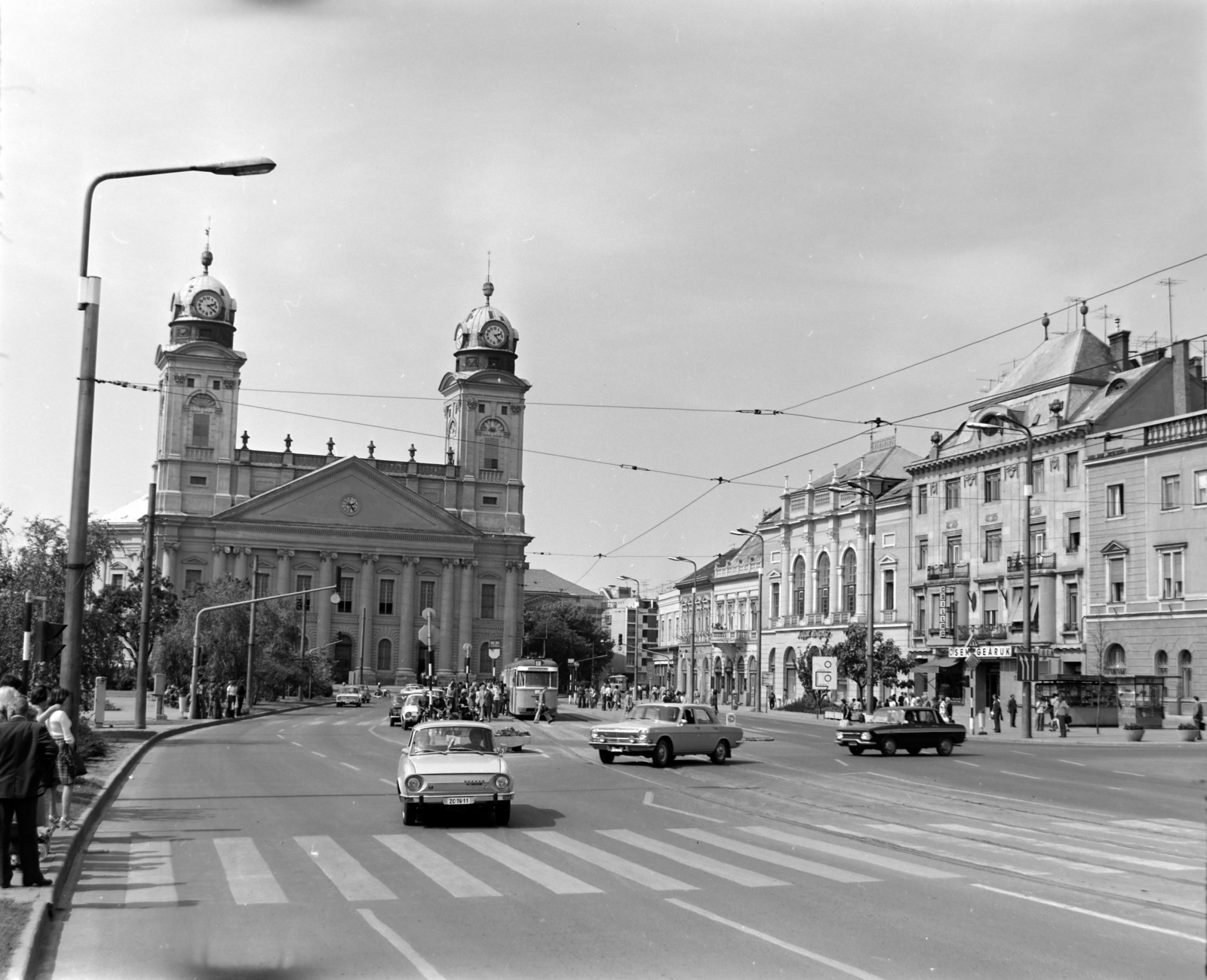 Hungary, Debrecen, Piac utca (Vörös Hadsereg útja), Református Nagytemplom., 1976, Bencze László, church, Classicism, pediment, Károly Rabl-design, Mihály Péchy-design, protestant, crosswalk, Fortepan #141517