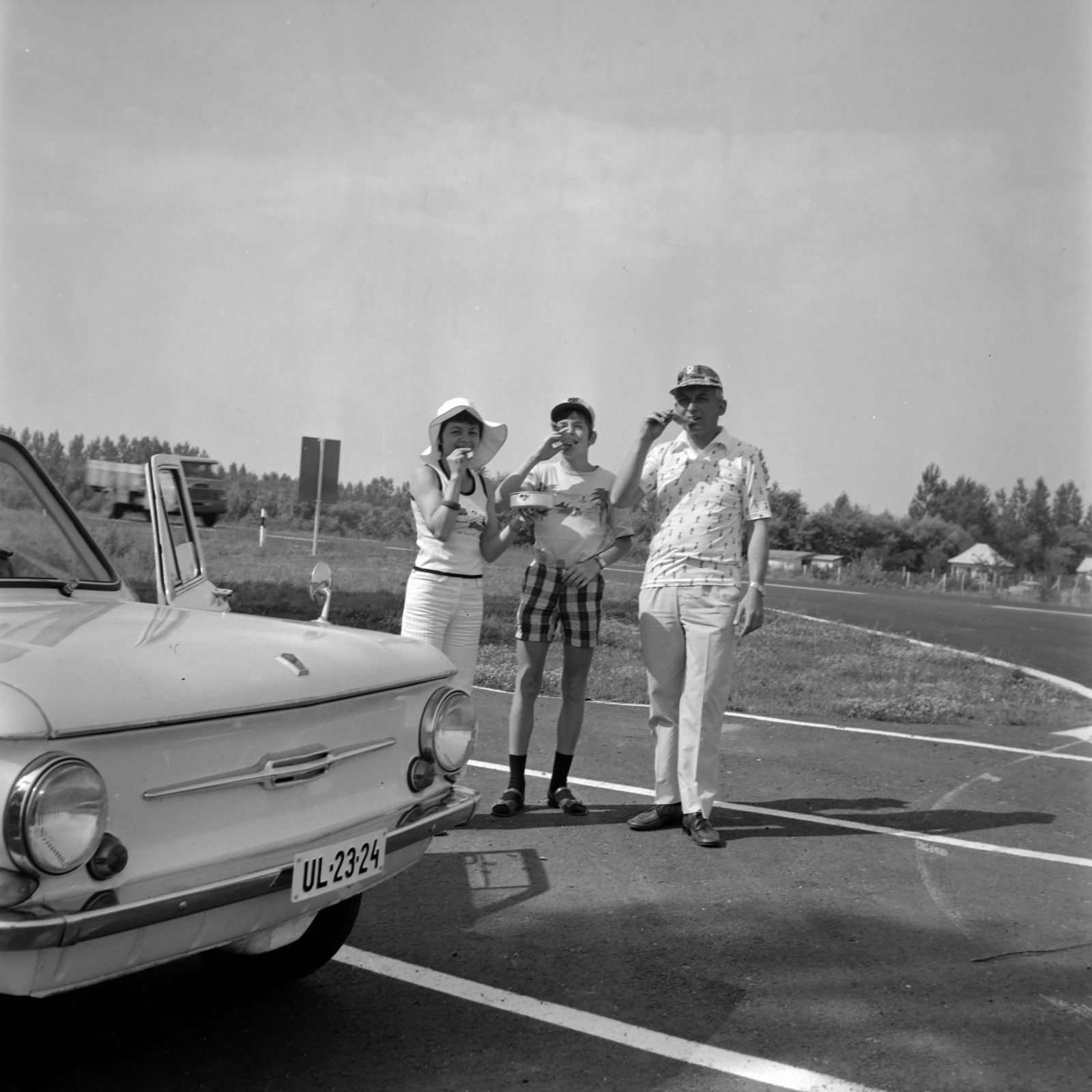 1976, Bencze László, Zaporozhetz-brand, automobile, number plate, height chart, three people, Fortepan #141523