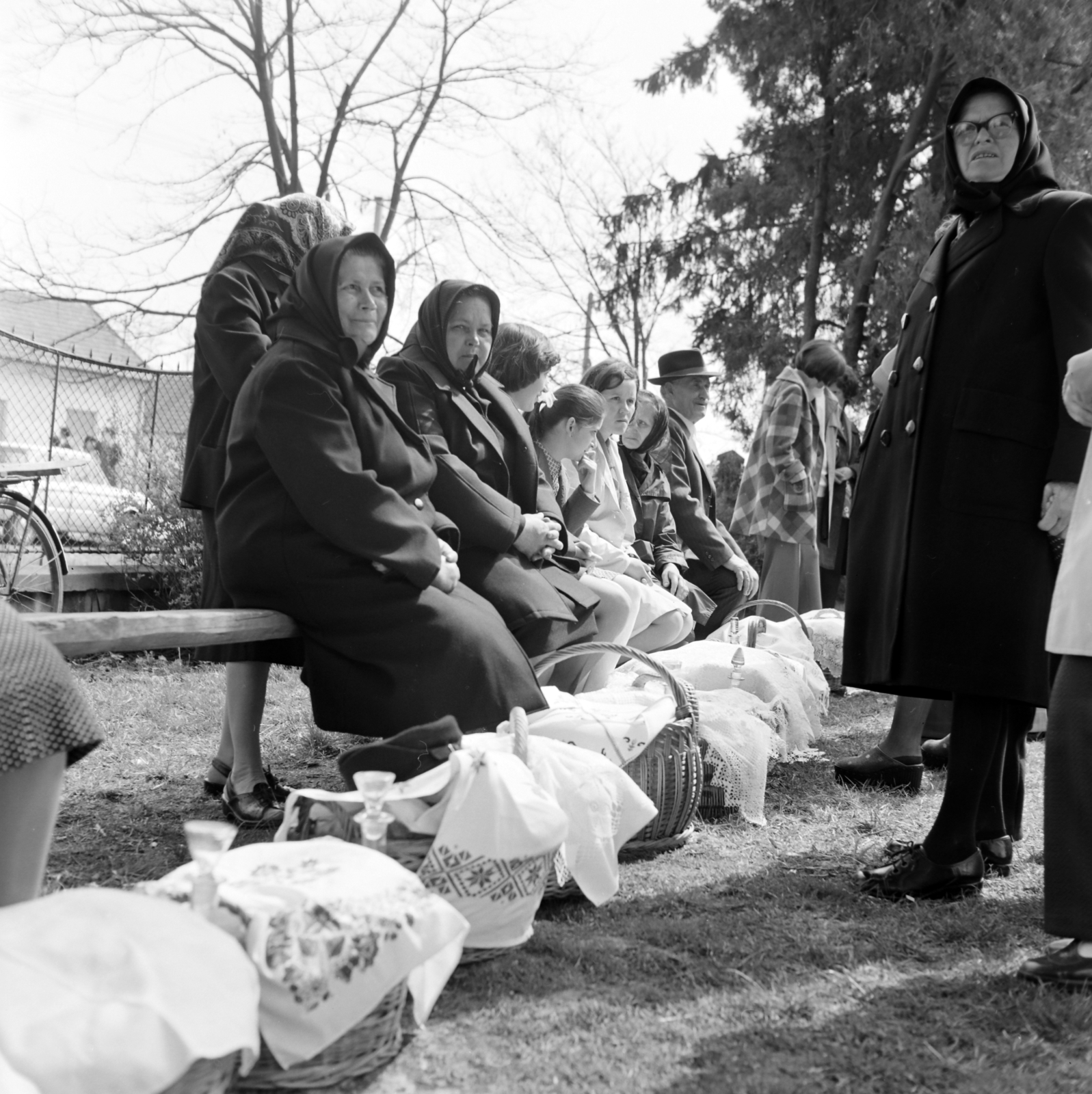 Hungary, Porcsalma, Lehel út, az Istenszülő oltalma görögkatolikus templom kertje. Húsvéti ételszentelésre várakozók., 1976, Bencze László, Easter basket, Fortepan #141527