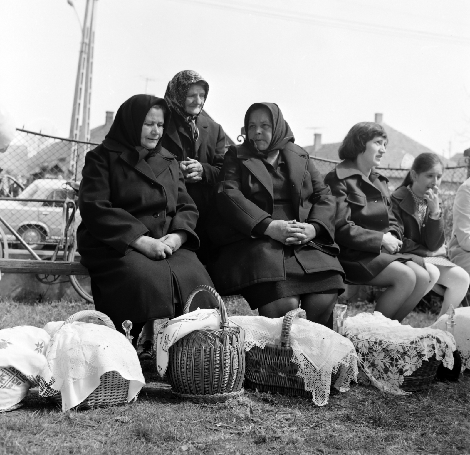 Magyarország, Porcsalma, Lehel út, az Istenszülő oltalma görögkatolikus templom kertje. Húsvéti ételszentelésre várakozók., 1976, Bencze László, összekulcsolt kéz, Húsvéti kosár, Fortepan #141528