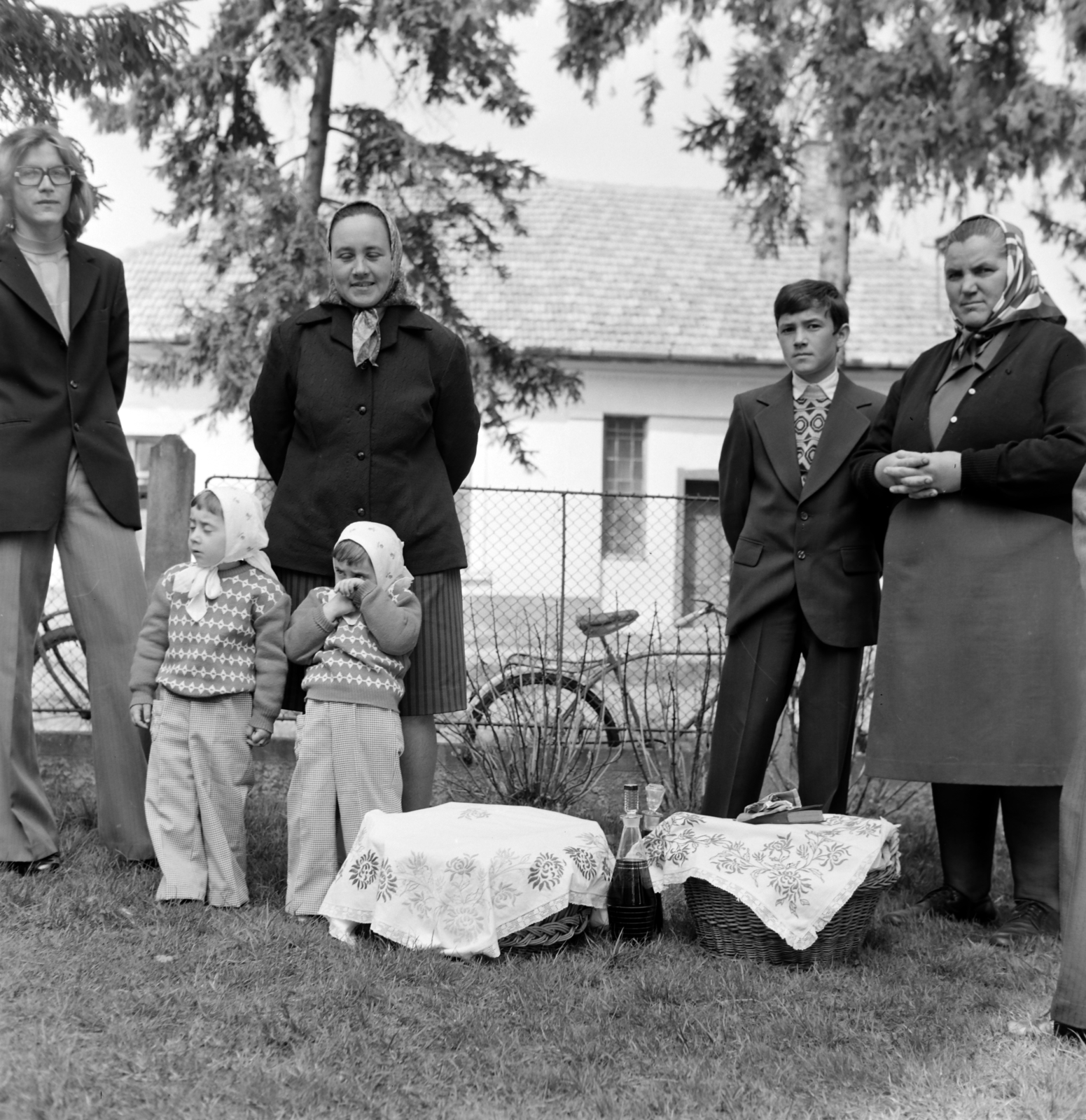 Hungary, Porcsalma, Lehel út, az Istenszülő oltalma görögkatolikus templom kertje. Húsvéti ételszentelésre várakozók., 1976, Bencze László, intertwined fingers, Easter basket, Fortepan #141530