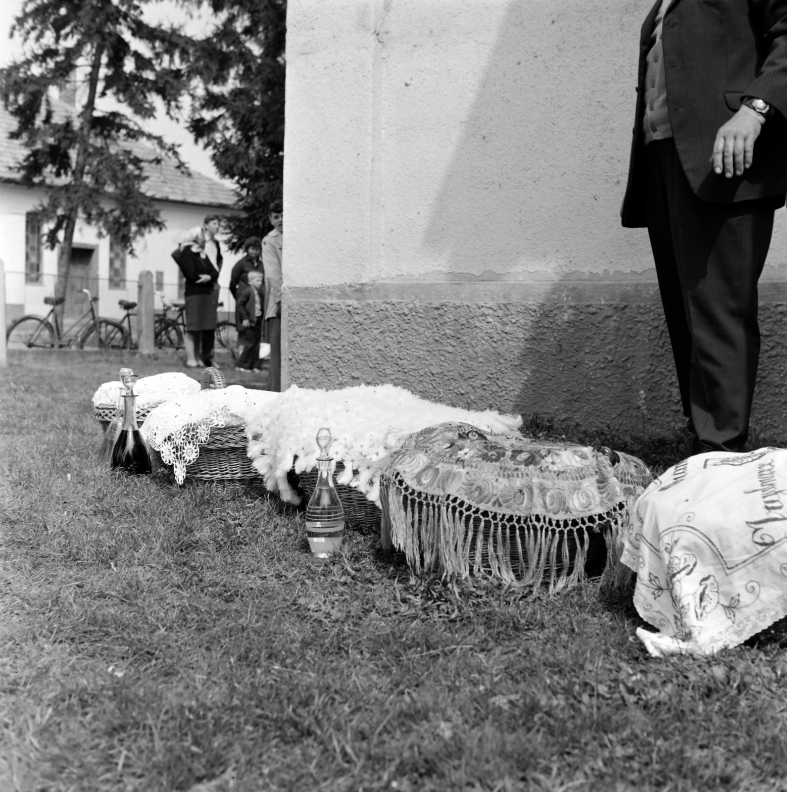 Hungary, Porcsalma, Lehel út, az Istenszülő oltalma görögkatolikus templom kertje. Húsvéti ételszentelésre várakozók., 1976, Bencze László, Easter basket, Fortepan #141531