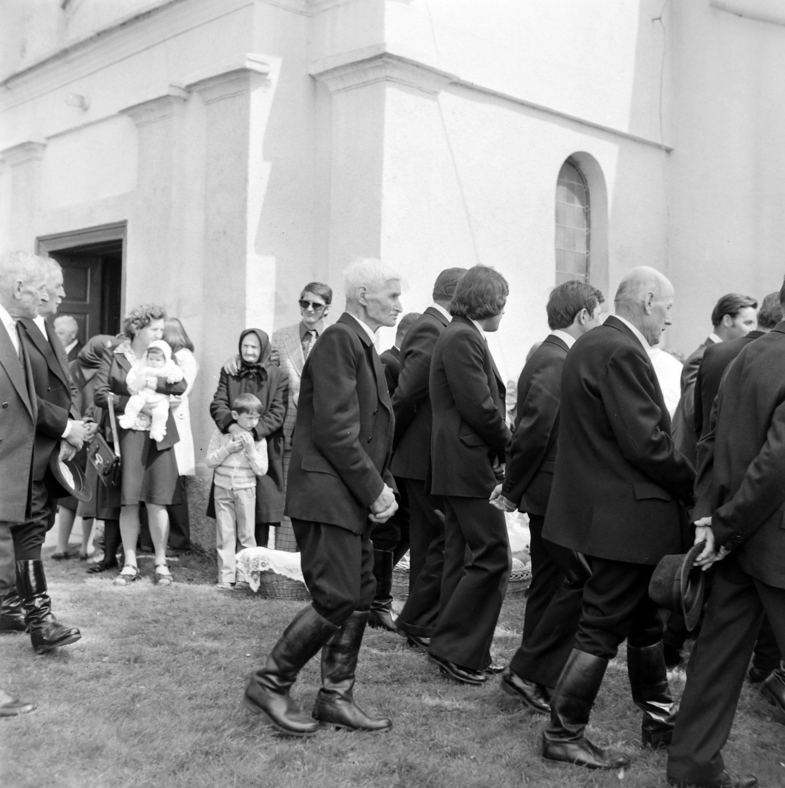 Hungary, Porcsalma, Lehel út, az Istenszülő oltalma görögkatolikus templom, háttérben húsvéti ételszentelésre várakozók., 1976, Bencze László, Easter basket, Fortepan #141535