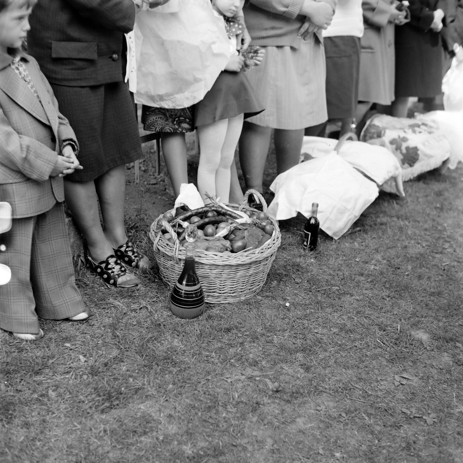 Hungary, Porcsalma, Lehel út, az Istenszülő oltalma görögkatolikus templom kertje. Húsvéti ételszentelésre várakozók., 1976, Bencze László, food, basket, decanter, Easter basket, Fortepan #141536