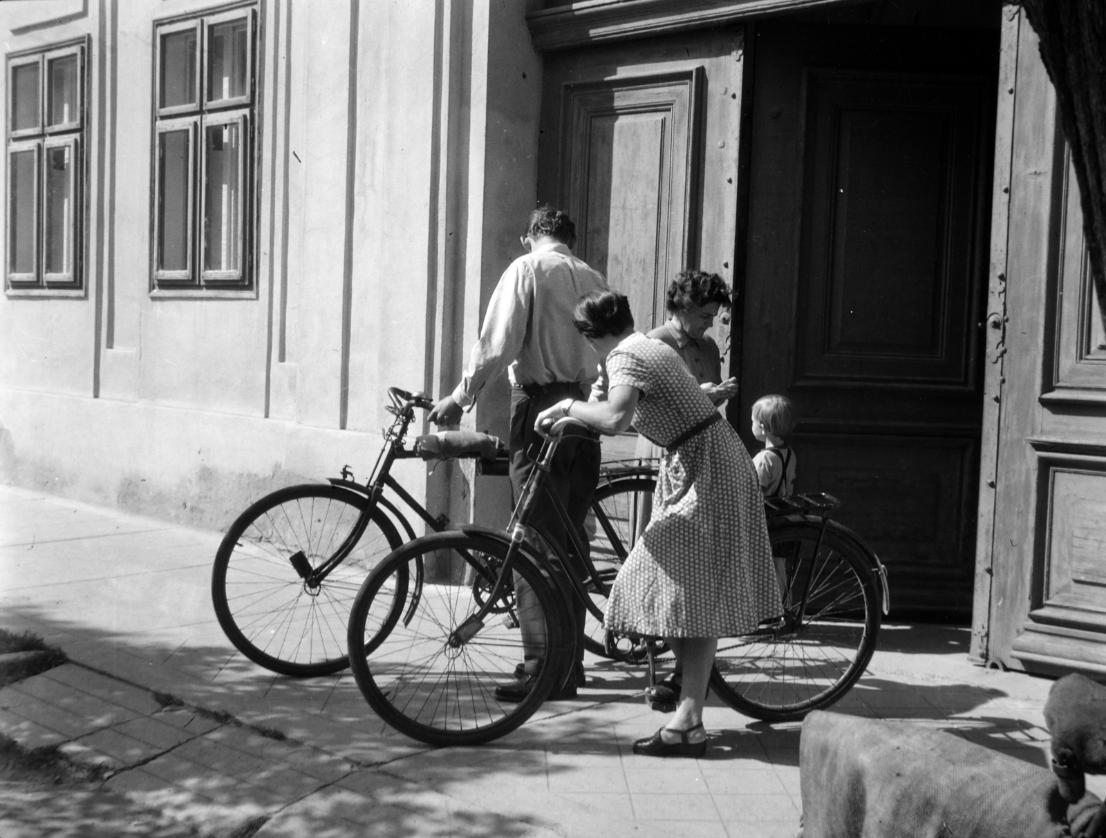 Magyarország, Gyula, Erkel tér 1., 1962, Bencze László, kerékpár, kapu, Fortepan #141538