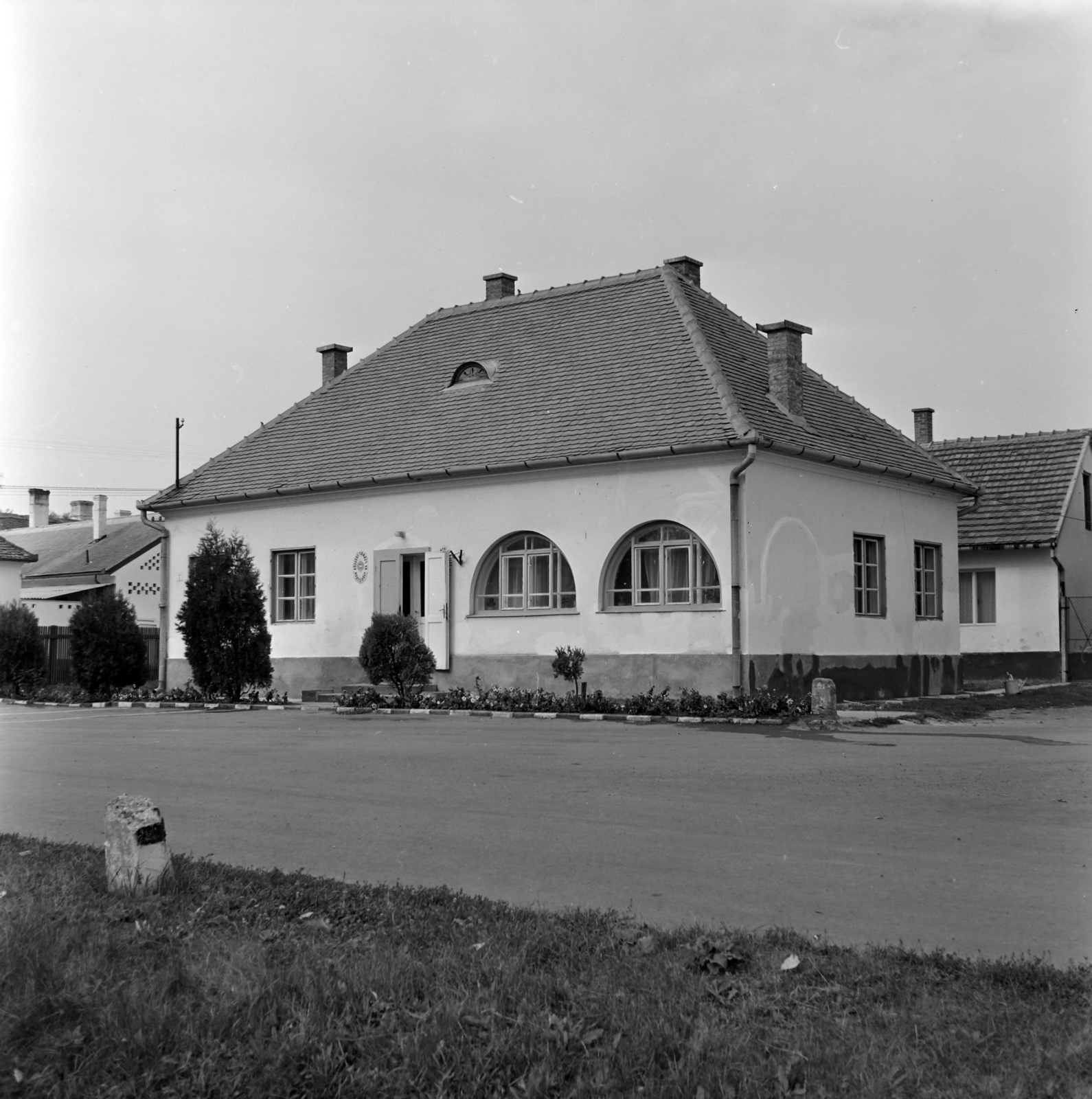 Hungary, Hortobágy, Petőfi tér, Tanácsháza a Hortobágyi Csárda mellett, ma átépítve Égerházi Imre Galéria., 1974, Bencze László, Fortepan #141553