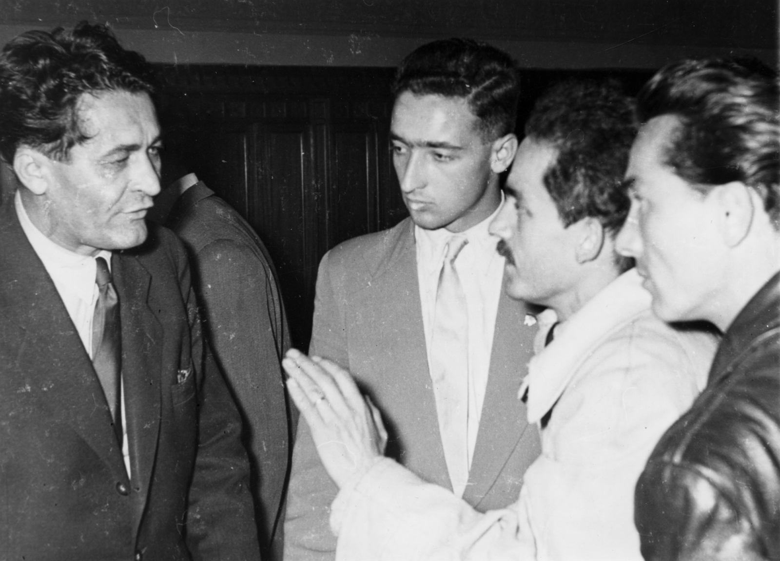 Hungary, Budapest V., Kossuth Lajos tér, Parlament. 1956. október 23-án Erdei Ferenc miniszterelnök-helyettes fogadja az egyetemi hallgatók küldöttségét, jobbról a második Pongrátz Ernő., 1956, Fortepan/Album023, Franz Fink, revolution, Budapest, celebrity, politician, Fortepan #141575