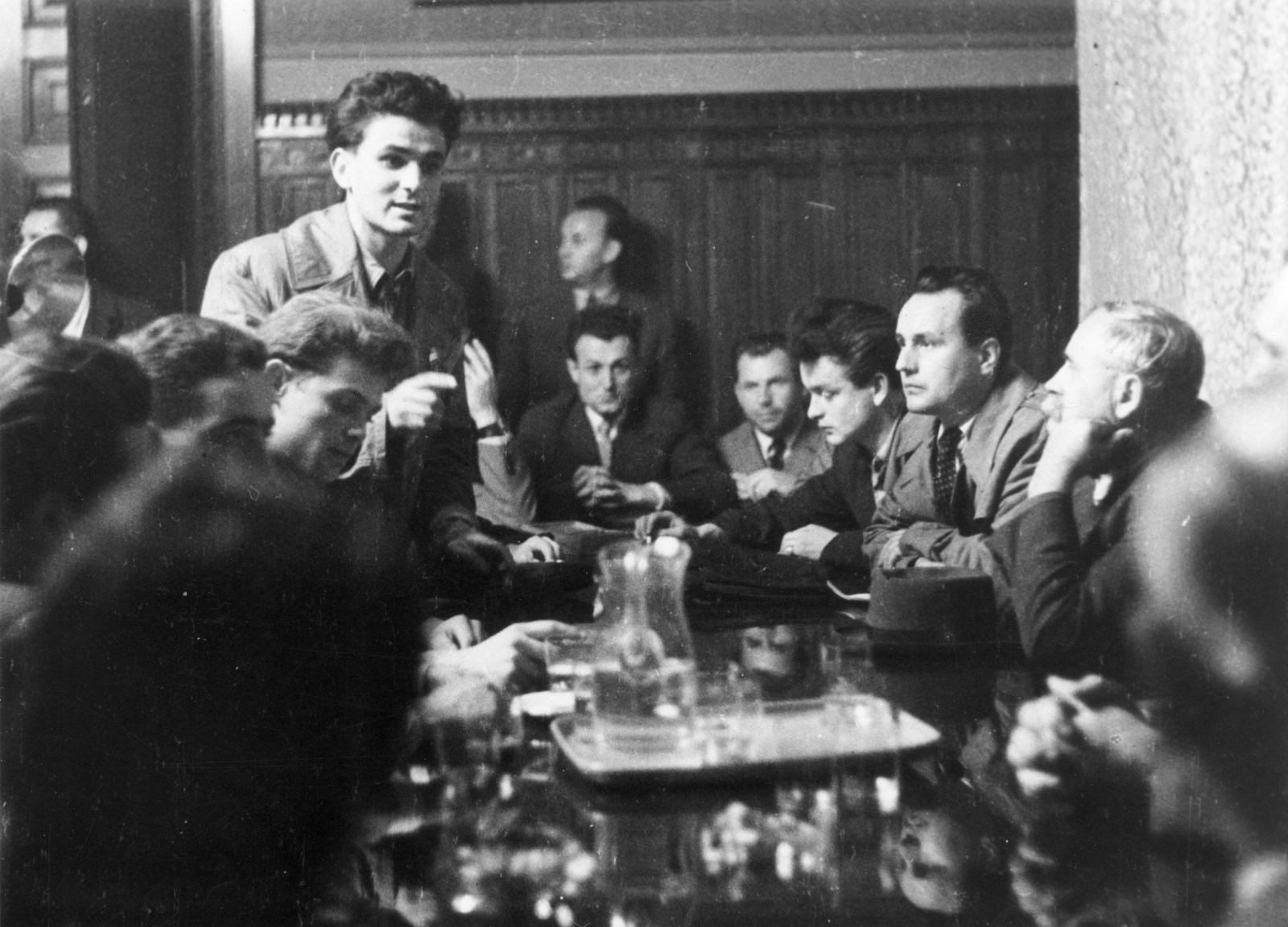 Magyarország, Budapest V., Kossuth Lajos tér, parlamenti szoba 1956. október 23-án, jobbra Veres Péter író., 1956, Fortepan/Album023, Franz Fink, forradalom, Budapest, beszélgetés, híres ember, Fortepan #141579