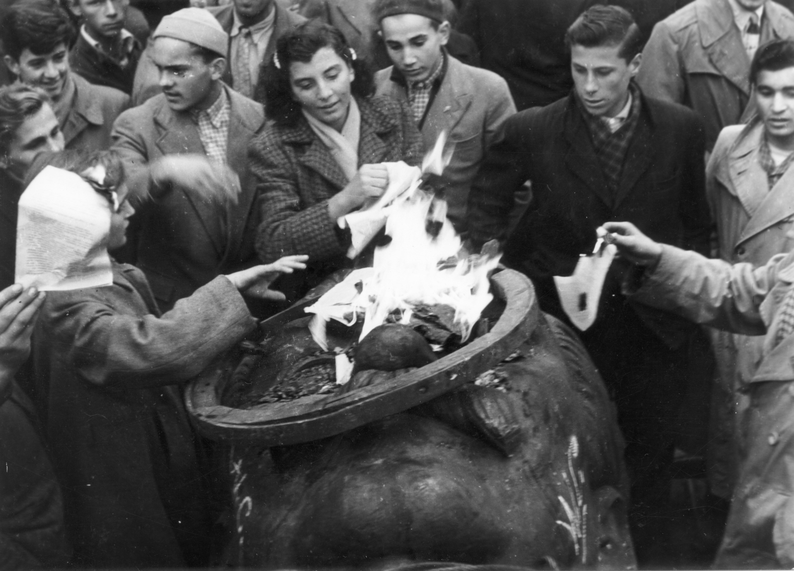 Hungary, Budapest VIII.,Budapest VII., Rákóczi út - Nagykörút kereszteződés, Sztálin szobor a feldarabolása előtt., 1956, Fortepan/Album023, Franz Fink, revolution, sculpture, destruction of symbols, Joseph Stalin portrayal, Budapest, damaged artefact, Fortepan #141581