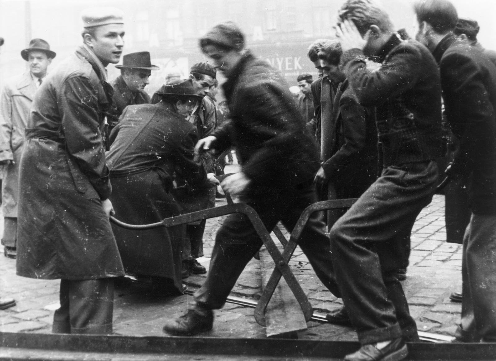 Magyarország, Budapest VII., Erzsébet (Lenin) körút a New York palota előtt, háttérben a Bástya mozi., 1956, Fortepan/Album023, Franz Fink, forradalom, Budapest, sínjavítás, Fortepan #141586
