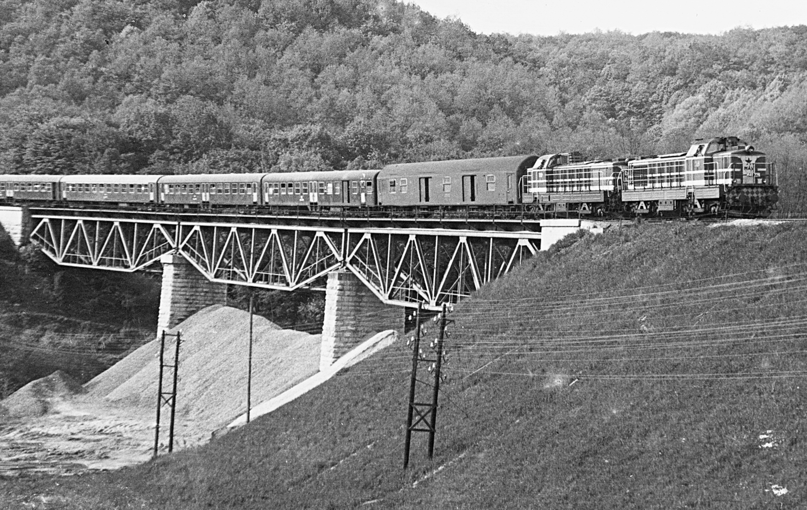 Hungary, Husztót, viadukt., 1974, Erky-Nagy Tibor, Hungarian Railways, bridge, Hungarian brand, MÁVAG-brand, aerial wire, MÁV M40 series, Ganz-brand, diesel locomotive, Fortepan #14160