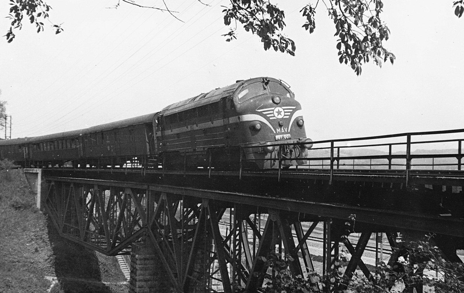 Hungary, Husztót, viadukt., 1974, Erky-Nagy Tibor, Hungarian Railways, bridge, MÁV M61 series, diesel locomotive, Fortepan #14161