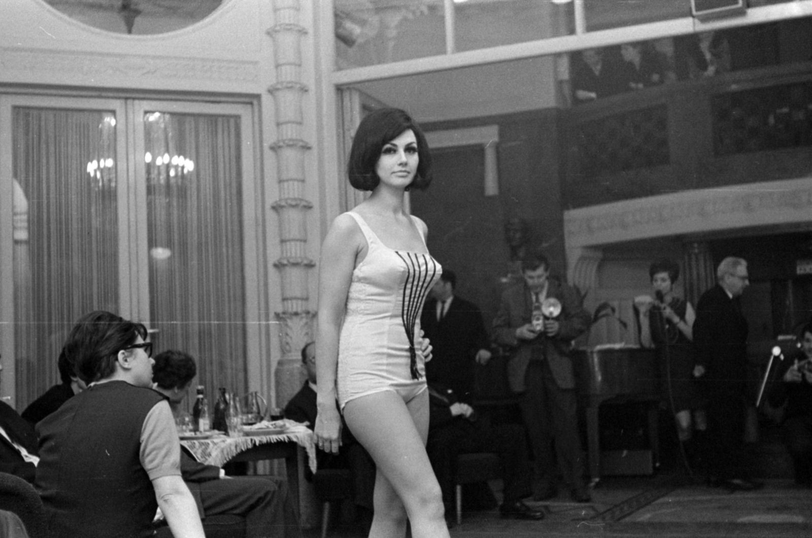 Hungary, Budapest VI., Andrássy út (Népköztársaság útja) 101., Magyar Sajtó Háza. A Divatáru Nagykereskedelmi Vállalat 1969. tavaszi divatbemutatója., 1969, Péterffy István, Budapest, Fortepan #141635