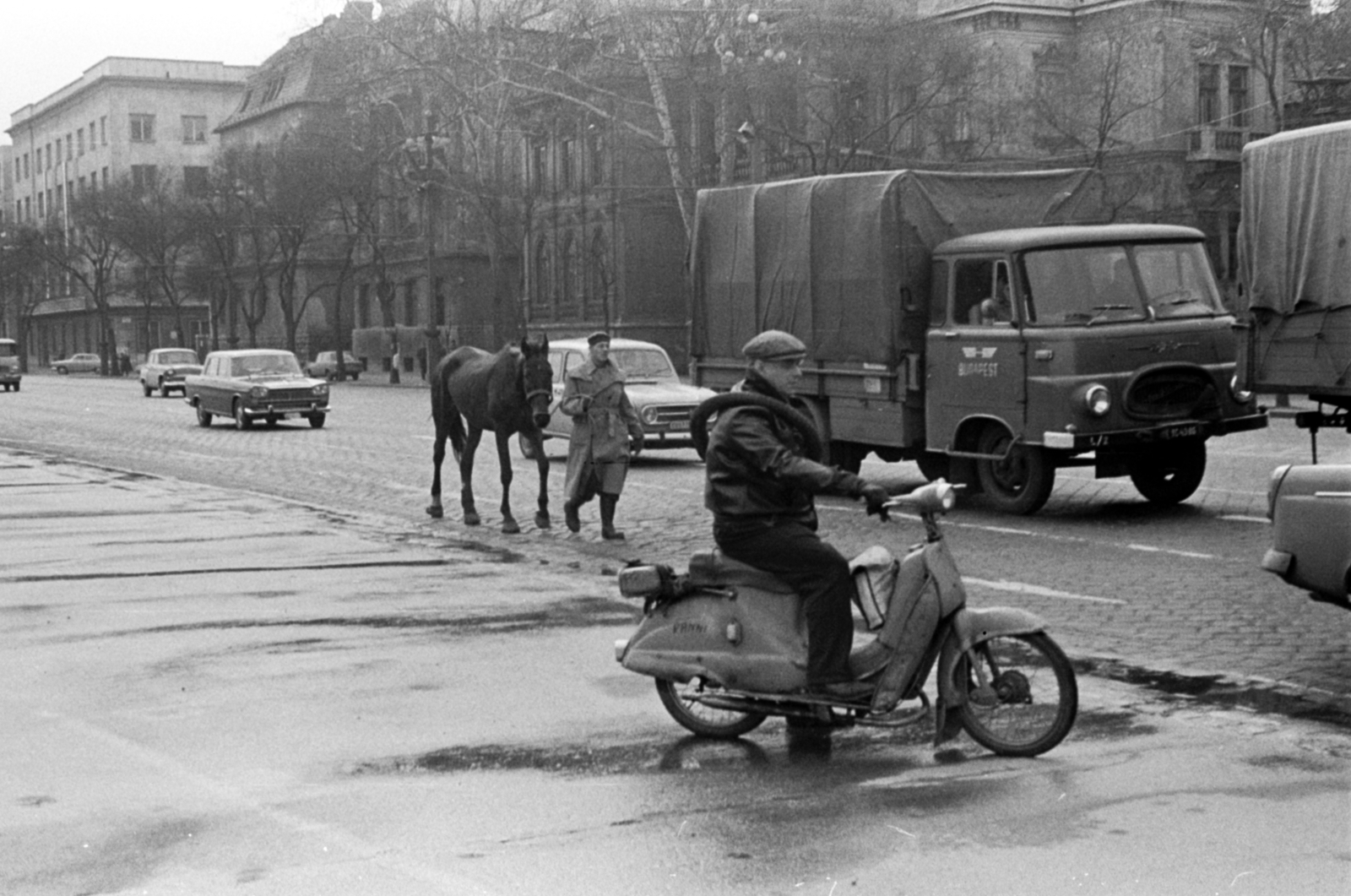 Hungary, Budapest VI.,Budapest XIV., Dózsa György út a Délibáb utcánál, a Benczúr utca felé nézve, 1968, Péterffy István, horse, Robur-brand, Budapest, motorcycle, Fortepan #141639