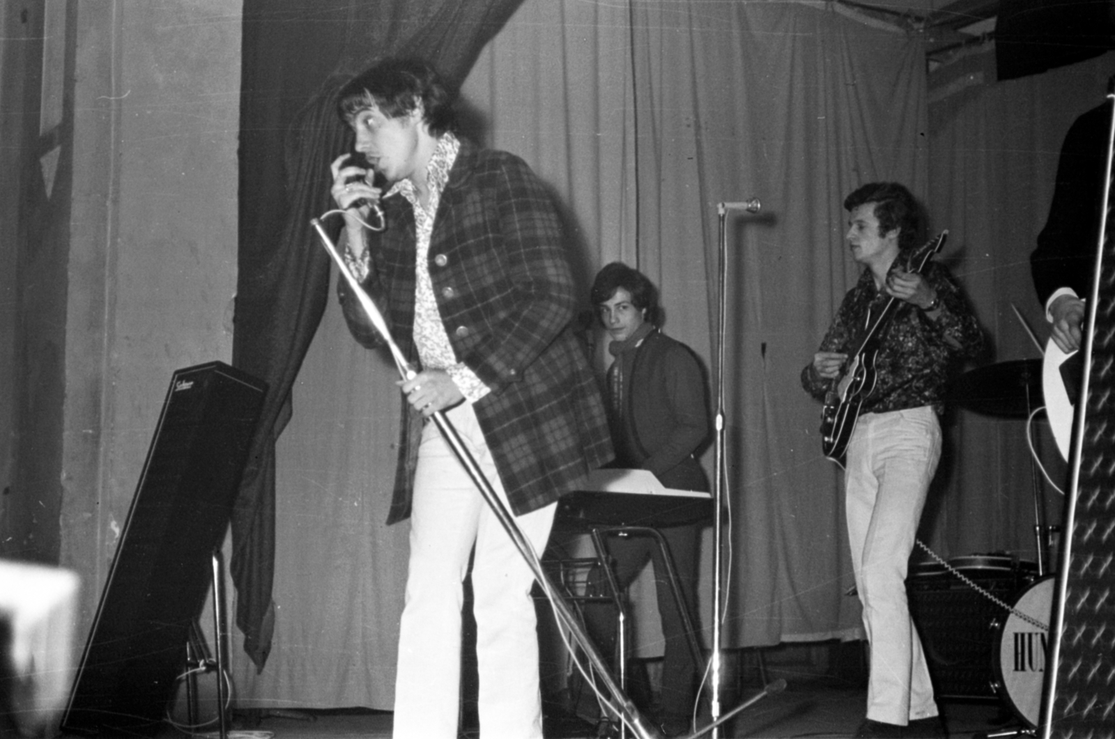 Hungary, Cegléd, a Hungária együttes koncertje, Csomós Péter, Fenyő Miklós, Matlaszkovszky Miklós., 1968, Péterffy István, stage, musical instrument, checked dress, guitar, microphone, Fortepan #141649