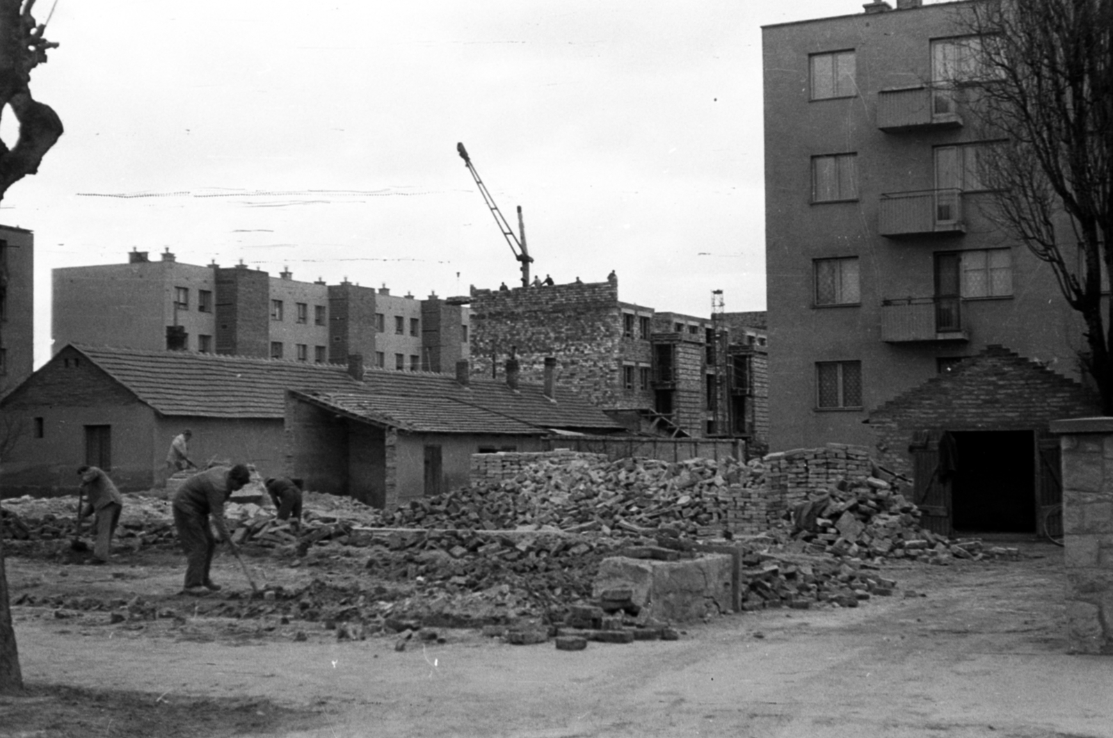 Hungary, Cegléd, Rákóczi út, jobbra a 60 számú, háttérben Kossuth Ferenc utca 61. és az épülő 61/b. számú ház látható., 1969, Péterffy István, construction, blocks, Fortepan #141653