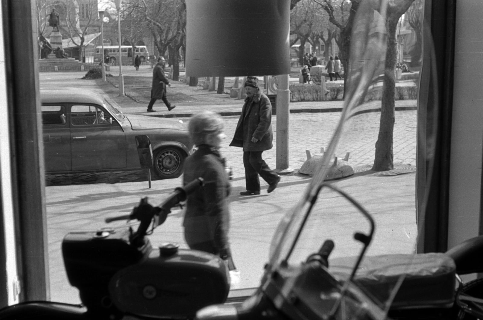 Magyarország, Cegléd, kilátás egy bolt kirakatán keresztűl a Szabadság térre, balra a háttérben a Kossuth-szobor (Horvay János, 1902.)., 1969, Péterffy István, vegyesbolt, autósbolt, Fortepan #141655