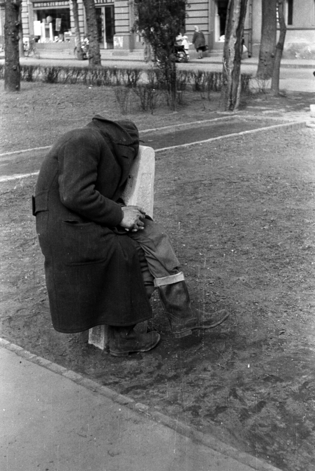 Hungary, Cegléd, Szabadság tér., 1969, Péterffy István, relaxation, solitude, Fortepan #141659