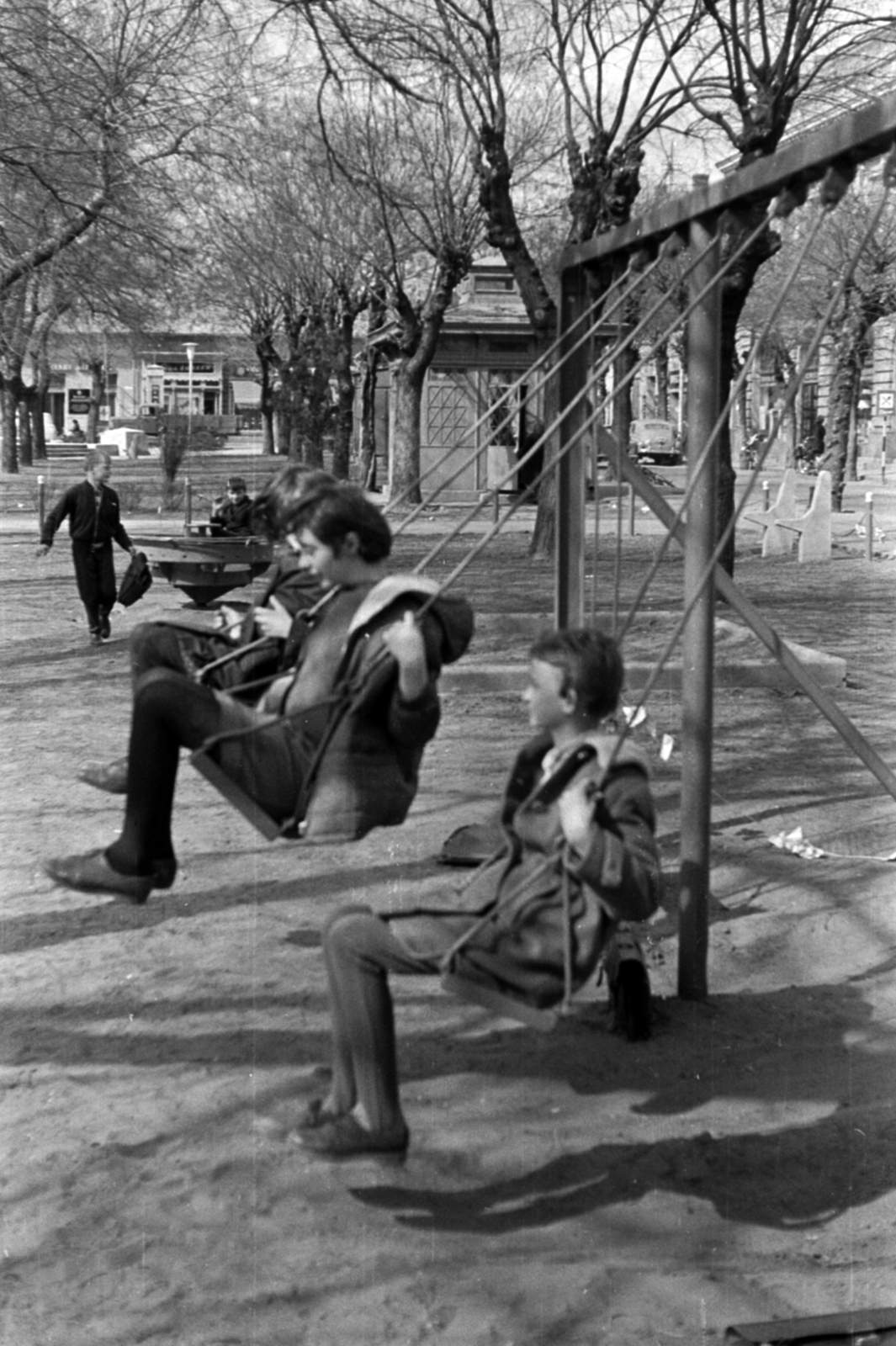 Hungary, Cegléd, játszótér a Szabadság téren., 1969, Péterffy István, playground, swing, Fortepan #141661