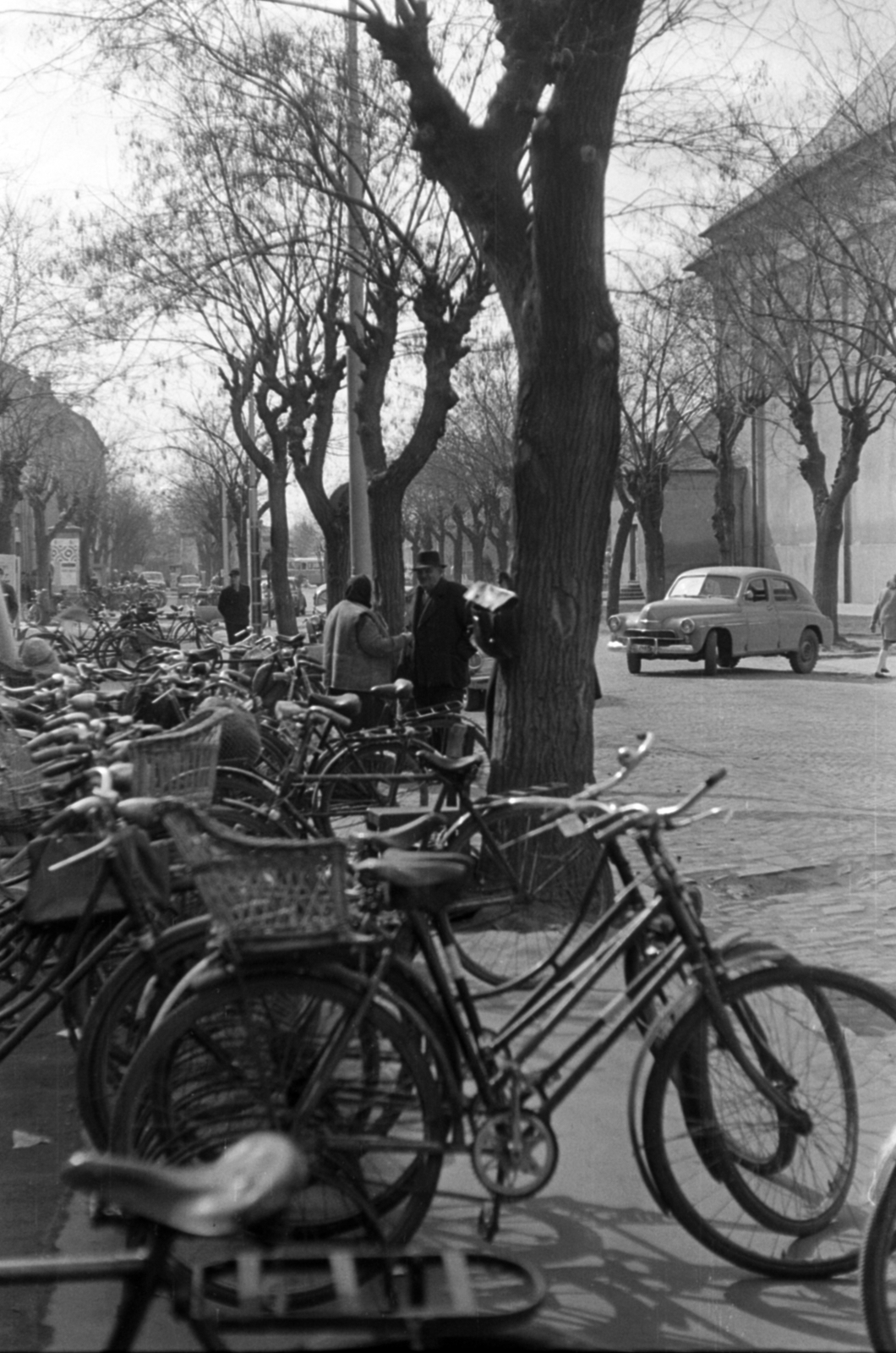 Hungary, Cegléd, Kossuth tér, jobbra a a Szent Kereszt felmagasztalása-templom., 1969, Péterffy István, bicycle, bicycle holder, Fortepan #141664