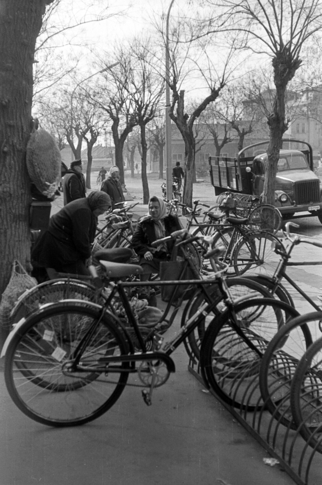 Hungary, Cegléd, Kossuth tér, távolban a Kultúrpalota, ma Kossuth Művelődési Központ., 1969, Péterffy István, bicycle, bicycle holder, Fortepan #141665