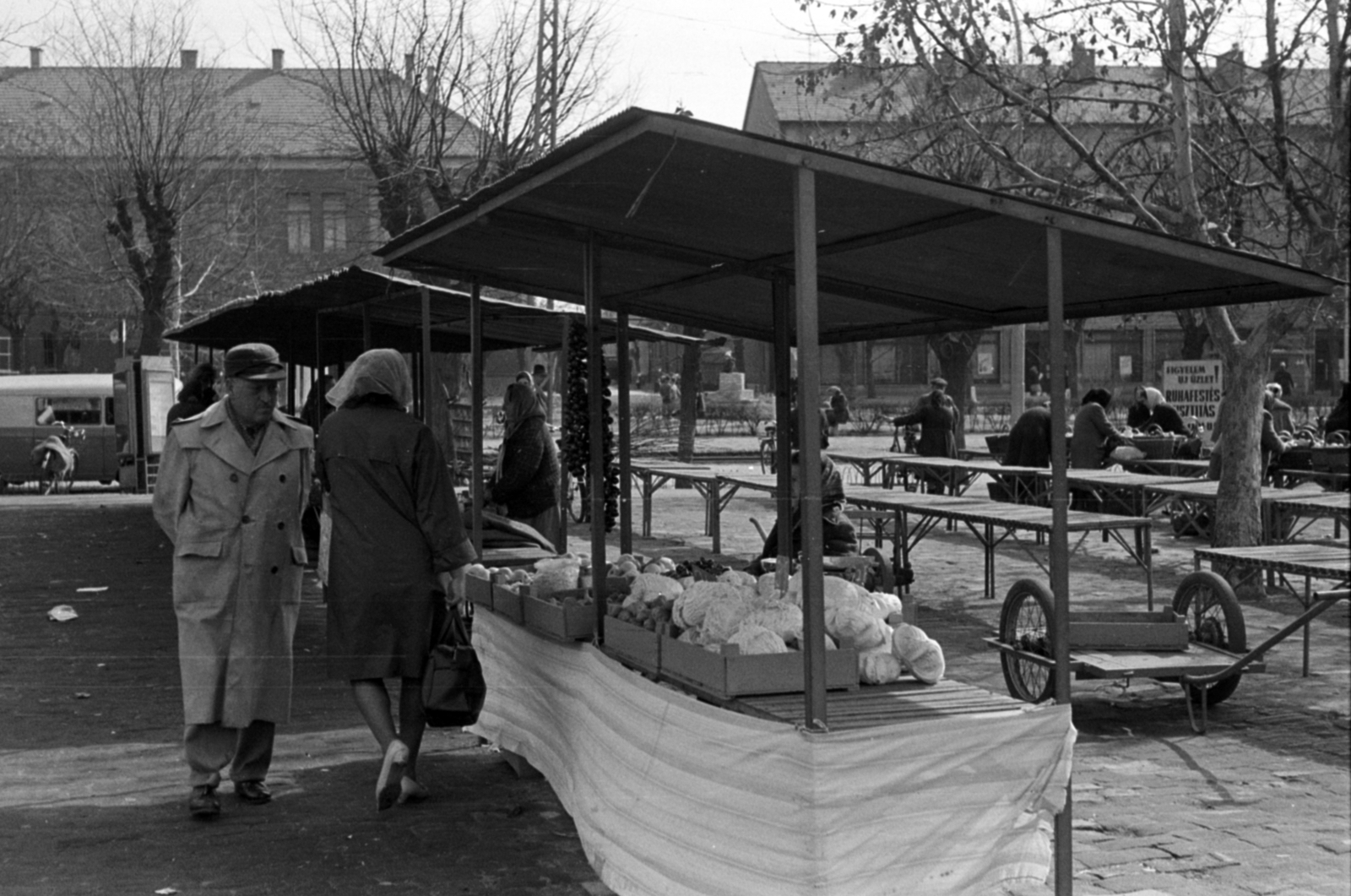 Hungary, Cegléd, Kossuth tér, piac, szemben az Alkotmány utca., 1969, Péterffy István, handbarrow, Fortepan #141666