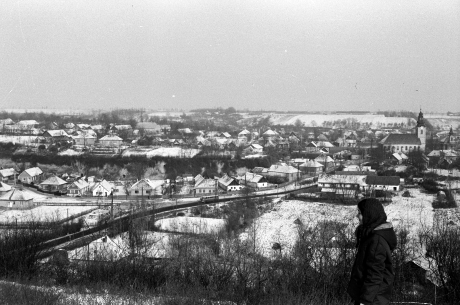 Hungary, Gomba, kilátás a Rózsa utca környéki domboldalról a Jókai Mór utca felé. Jobbra a református, távolabb a katolikus templom látható., 1968, Péterffy István, Fortepan #141676