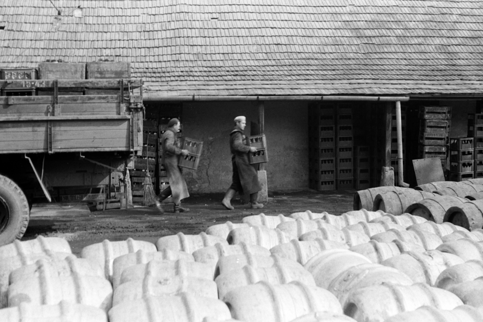 Hungary, Monor, Ady Endre utca, sörlerakat., 1969, Péterffy István, Fortepan #141718