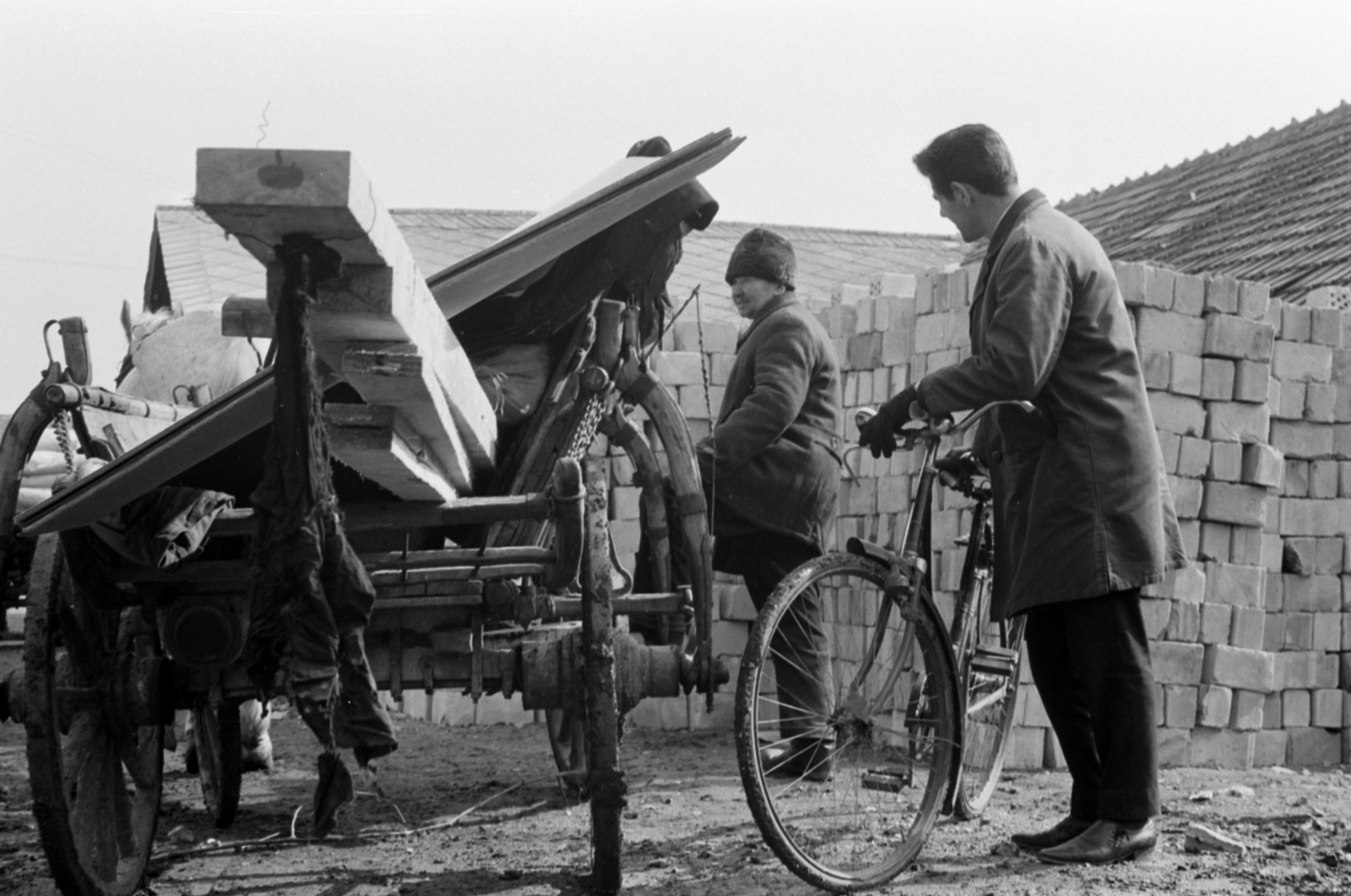 Hungary, Monor, lovaskocsi a TÜZÉP-telepen., 1969, Péterffy István, bicycle, chariot, beam, brick, Fortepan #141724