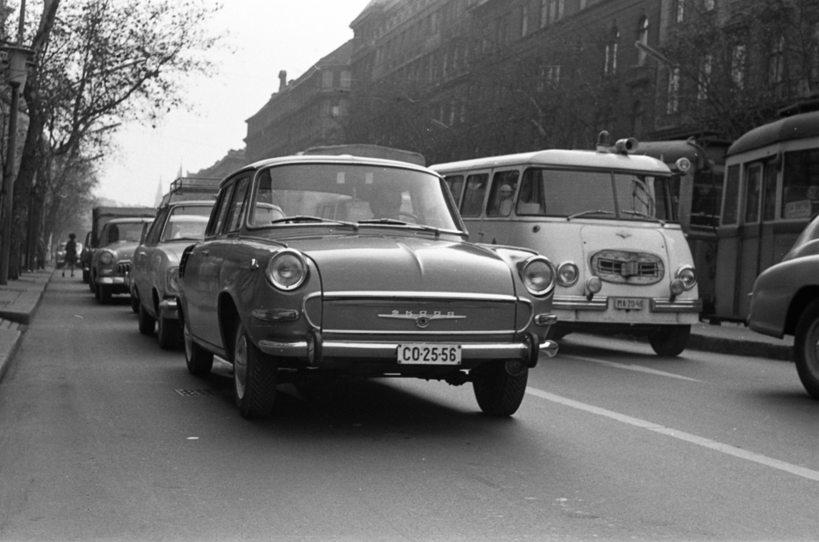 Hungary, Budapest VI.,Budapest VII., a Teréz (Lenin) körút és az Erzsébet (Lenin) körút az Oktogon (November 7. tér) felől a Blaha Lujza tér felé nézve., 1969, Péterffy István, Skoda-brand, ambulance, number plate, Budapest, Fortepan #141728