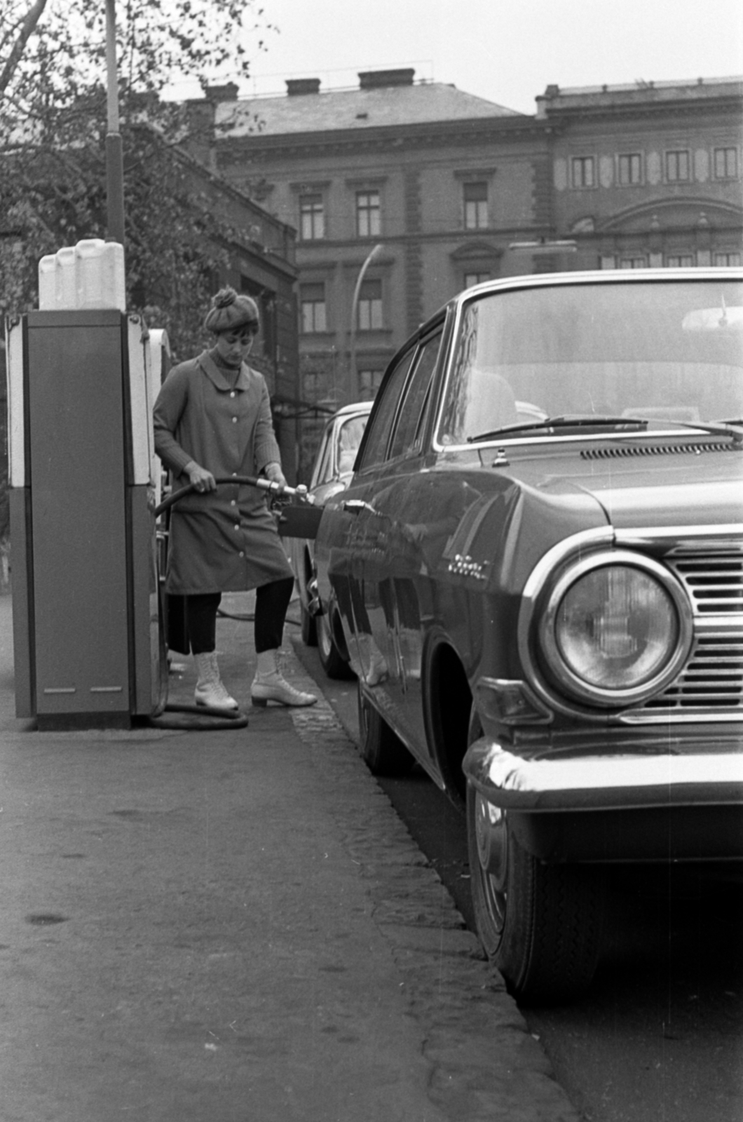Hungary, Budapest VI., benzinkút az Eiffel téren (ekkor névtelen), a Nyugati pályaudvar indulási oldalán, háttérben a Teréz körút 60. és 62. (Lenin körút 118. és 120.)., 1969, Péterffy István, Budapest, Fortepan #141730
